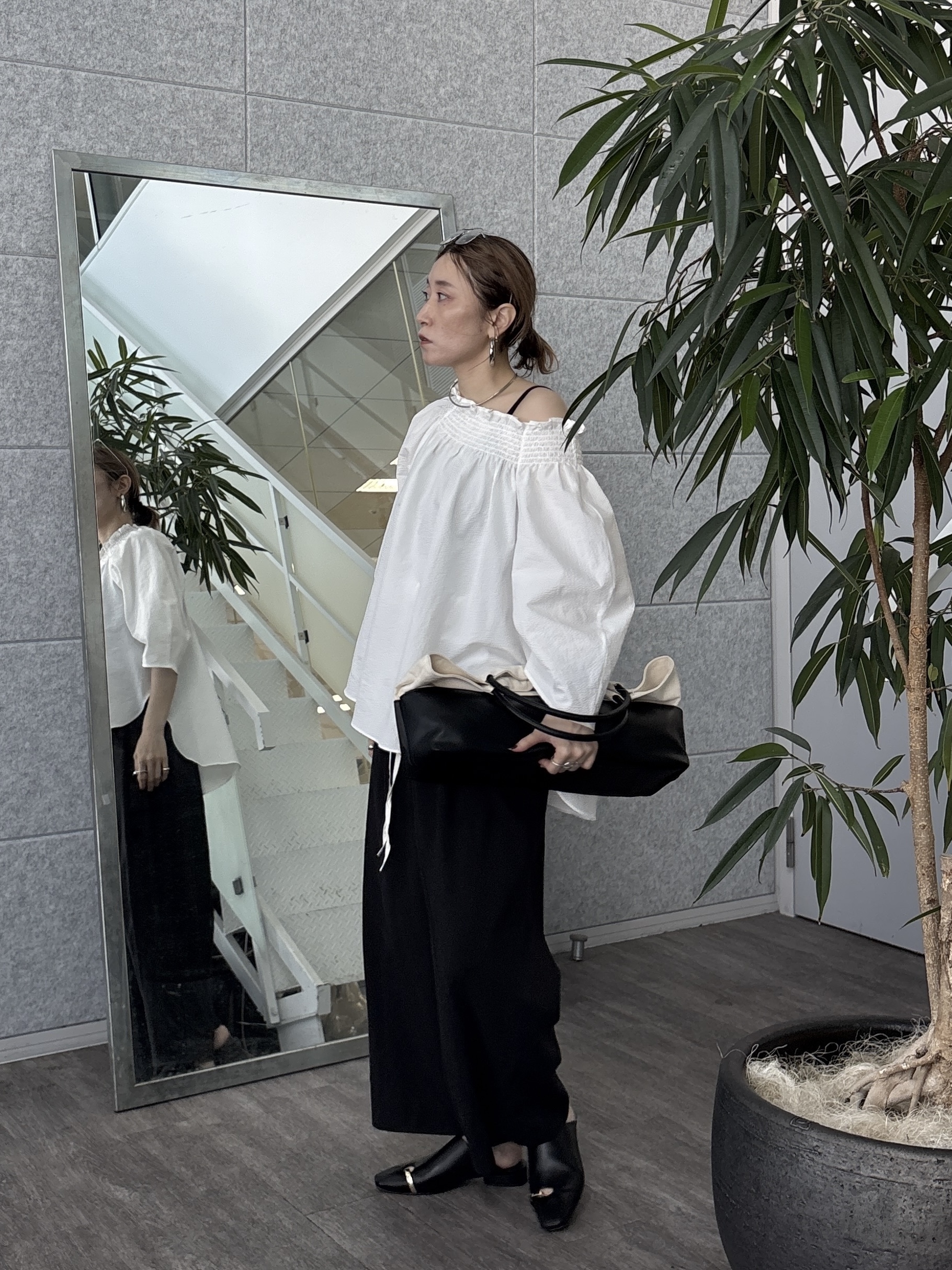 kotakiさんの「INDIVI｜サッカーオフショルブラウス【再入荷／2WAY】」を使ったコーディネート