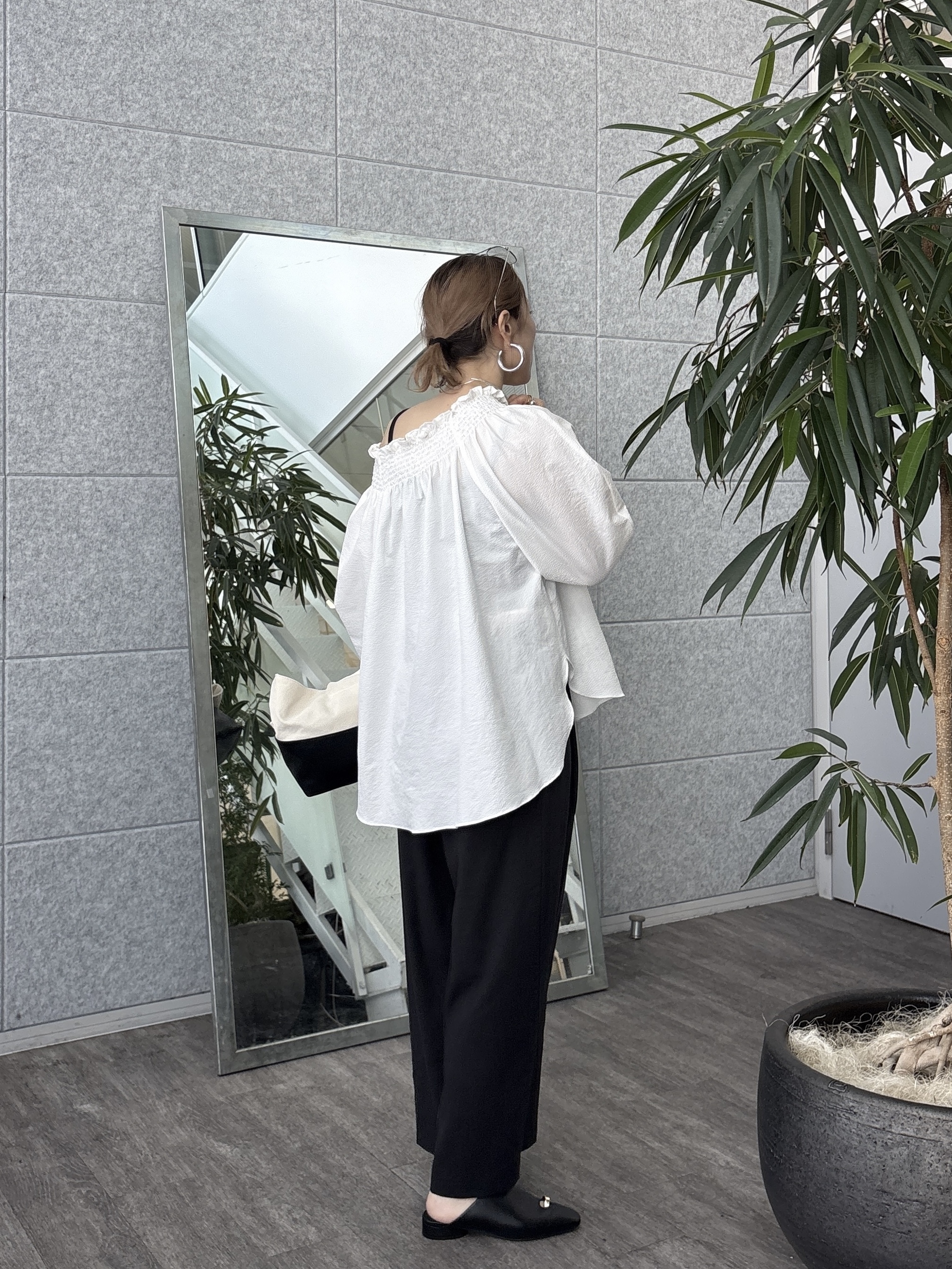 kotakiさんの「INDIVI｜サッカーオフショルブラウス【再入荷／2WAY】」を使ったコーディネート
