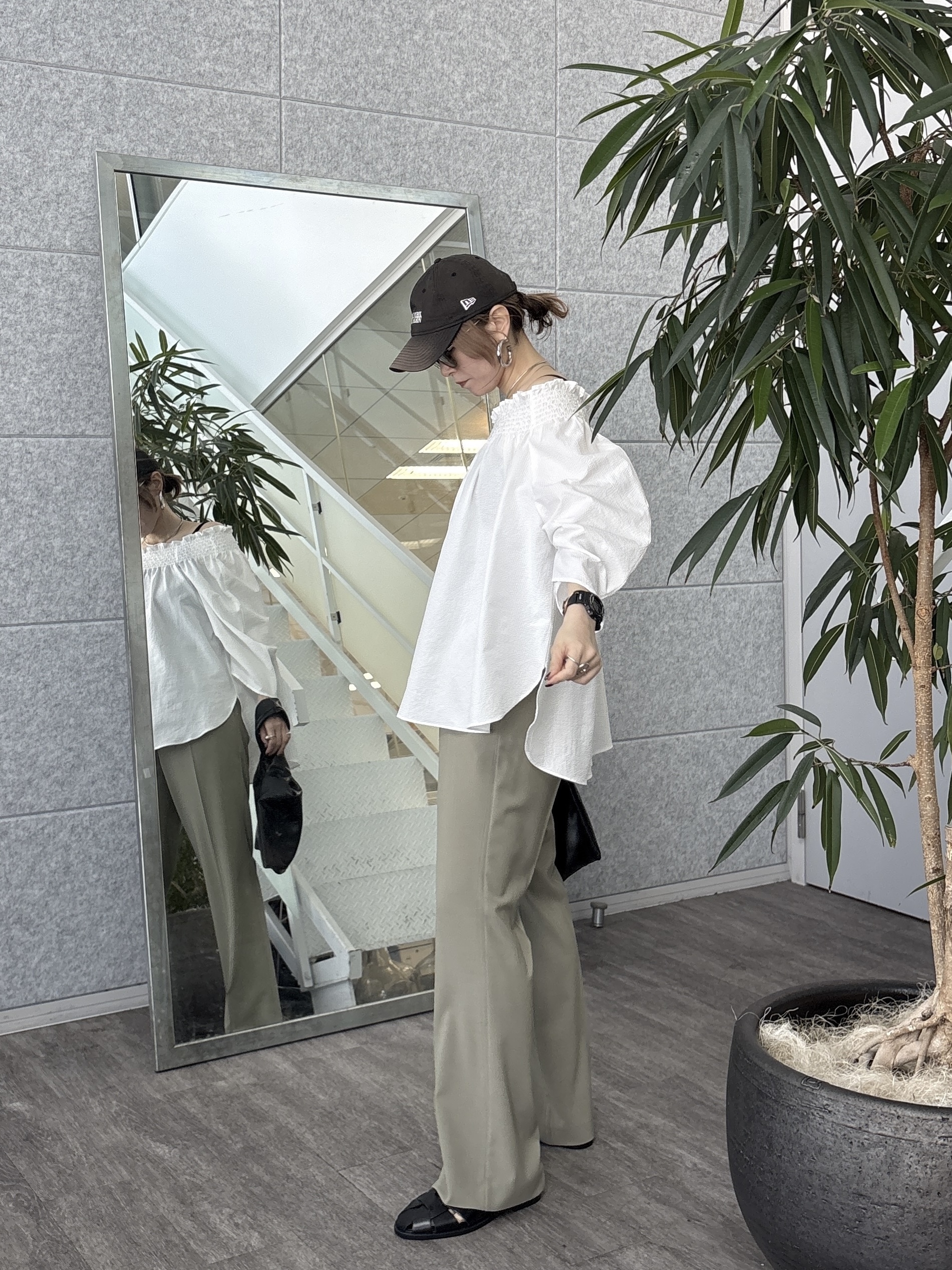 kotakiさんの「INDIVI｜サッカーオフショルブラウス【再入荷／2WAY】」を使ったコーディネート