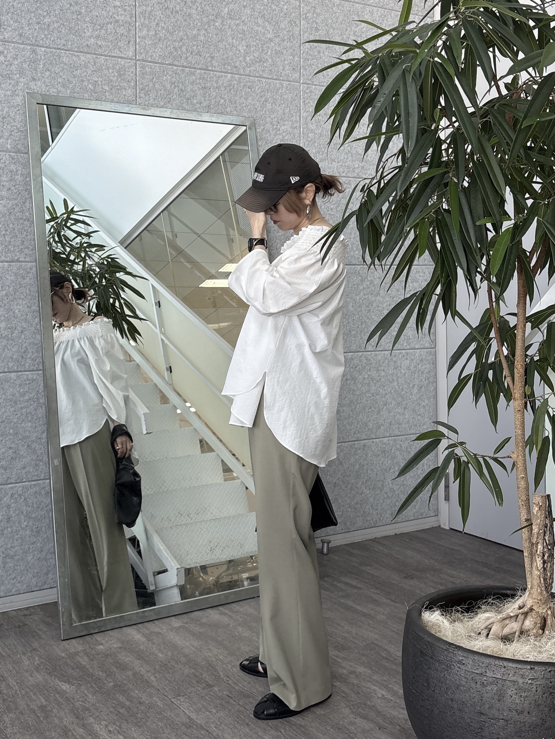 kotakiさんの「INDIVI｜サッカーオフショルブラウス【再入荷／2WAY】」を使ったコーディネート