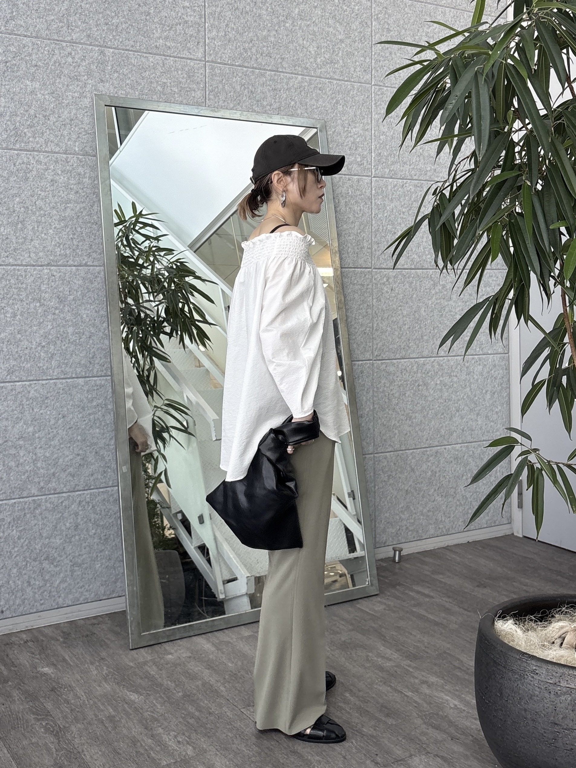 kotakiさんの「INDIVI｜サッカーオフショルブラウス【再入荷／2WAY】」を使ったコーディネート