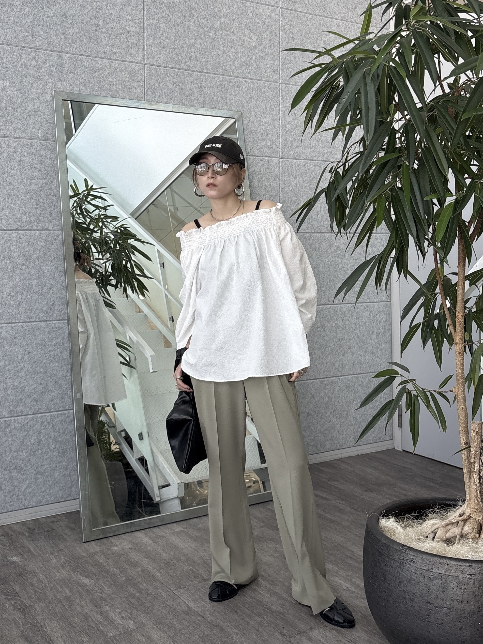 kotakiさんの「INDIVI｜サッカーオフショルブラウス【再入荷／2WAY】」を使ったコーディネート