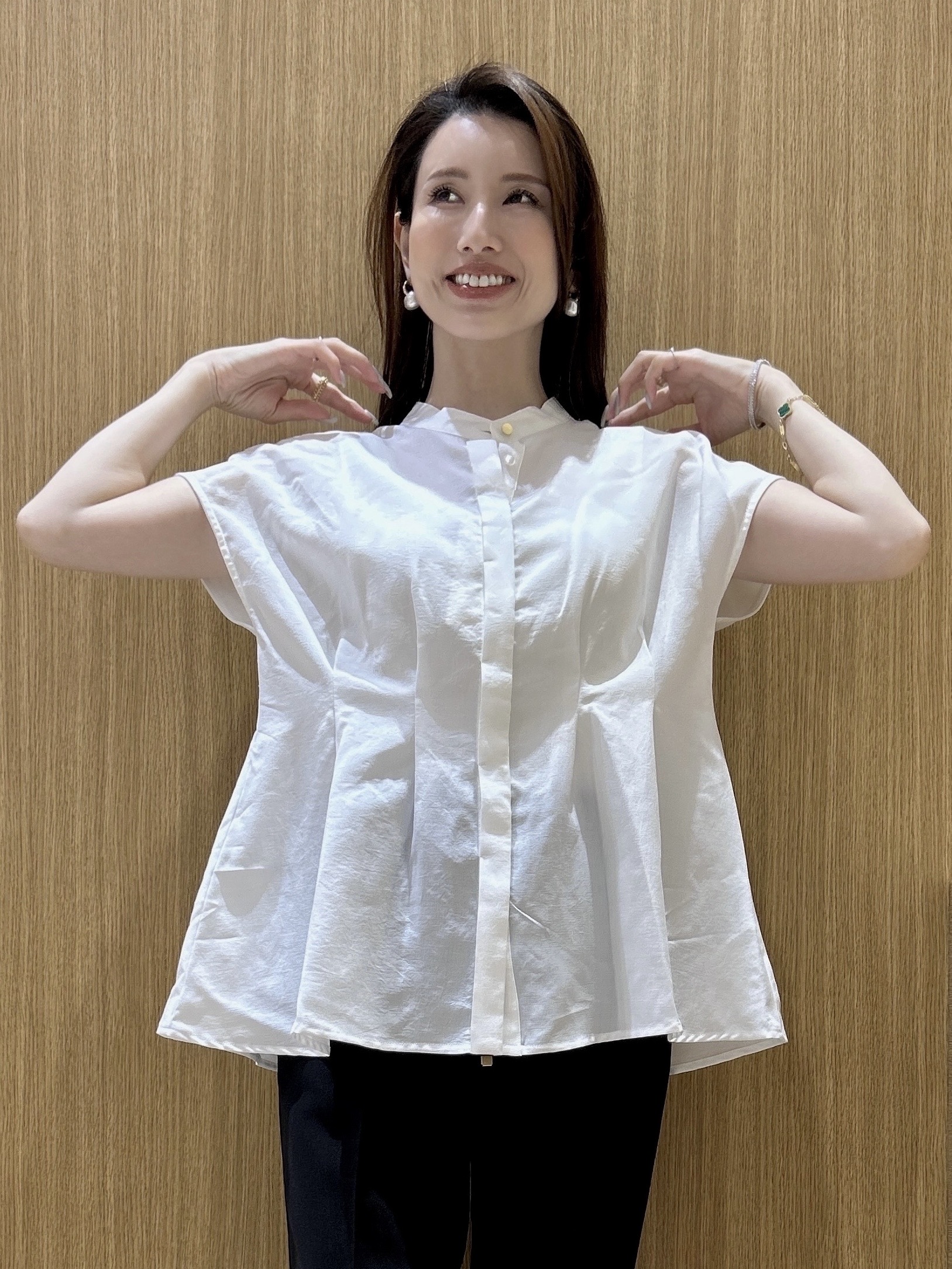 maiさんの「OPAQUE.CLIP｜【接触冷感／吸水速乾】リネンライク タックフレンチスリーブブラウス《洗濯機OK》」を使ったコーディネート