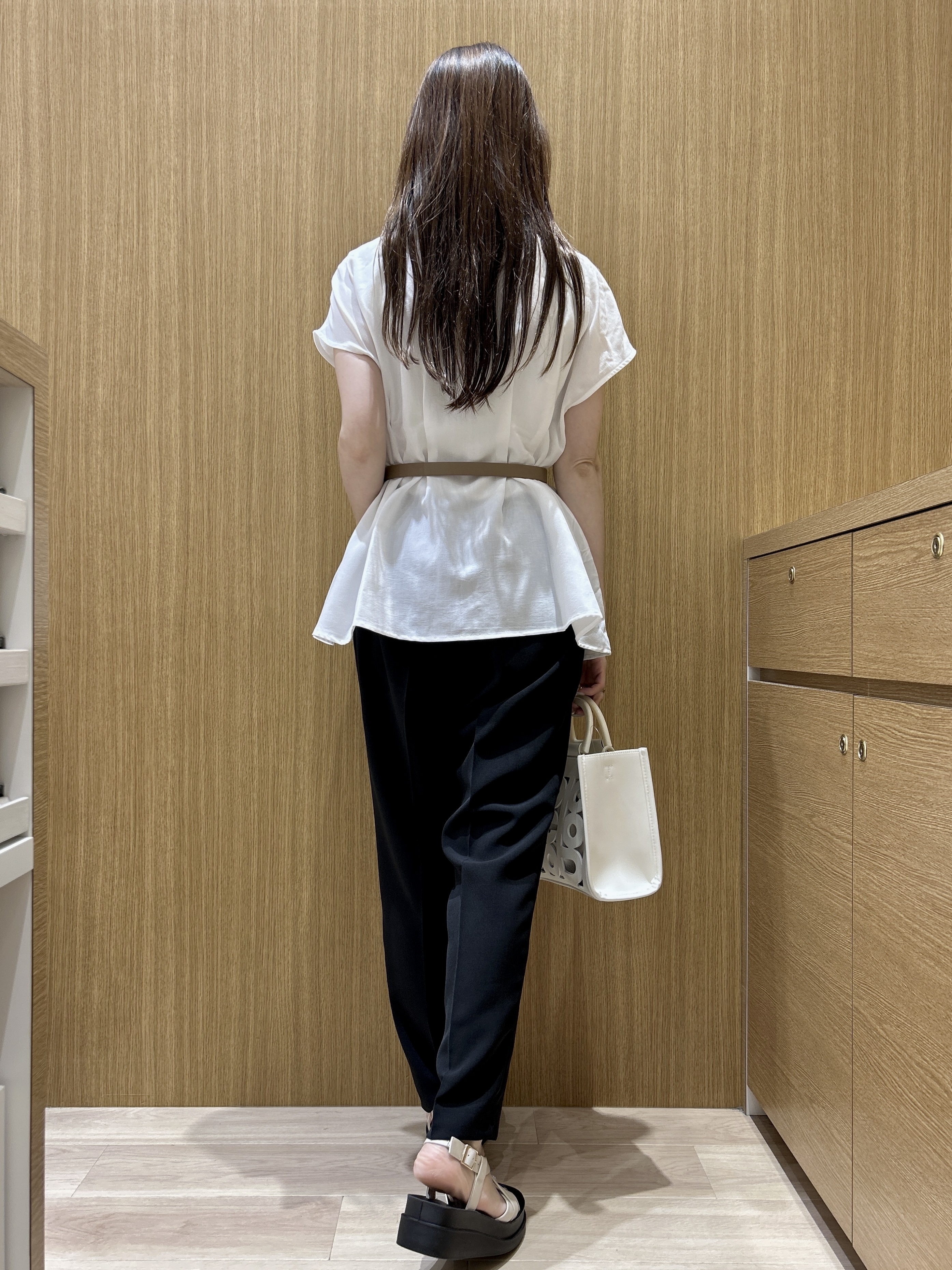 maiさんの「OPAQUE.CLIP｜【接触冷感／吸水速乾】リネンライク タックフレンチスリーブブラウス《洗濯機OK》」を使ったコーディネート