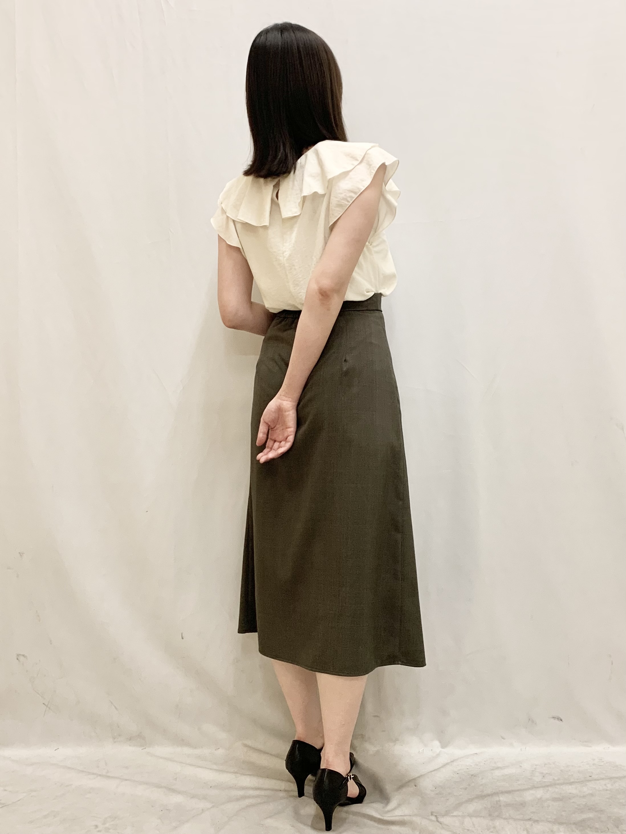 kasumiさんの「index｜【接触冷感】マットサテンフリルフレンチブラウス《吸水速乾／防シワ／洗濯機OK》」を使ったコーディネート