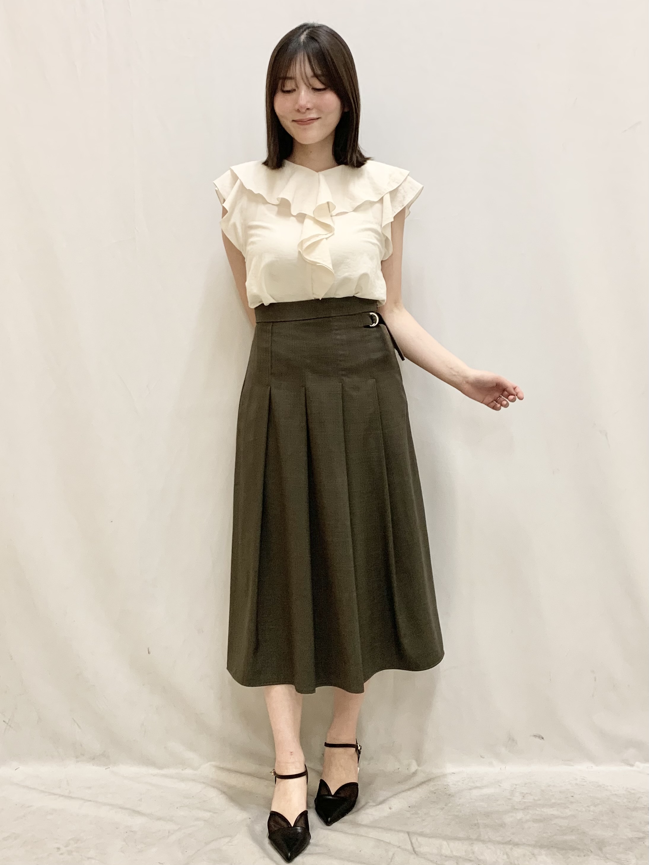 kasumiさんの「index｜【接触冷感】マットサテンフリルフレンチブラウス《吸水速乾／防シワ／洗濯機OK》」を使ったコーディネート