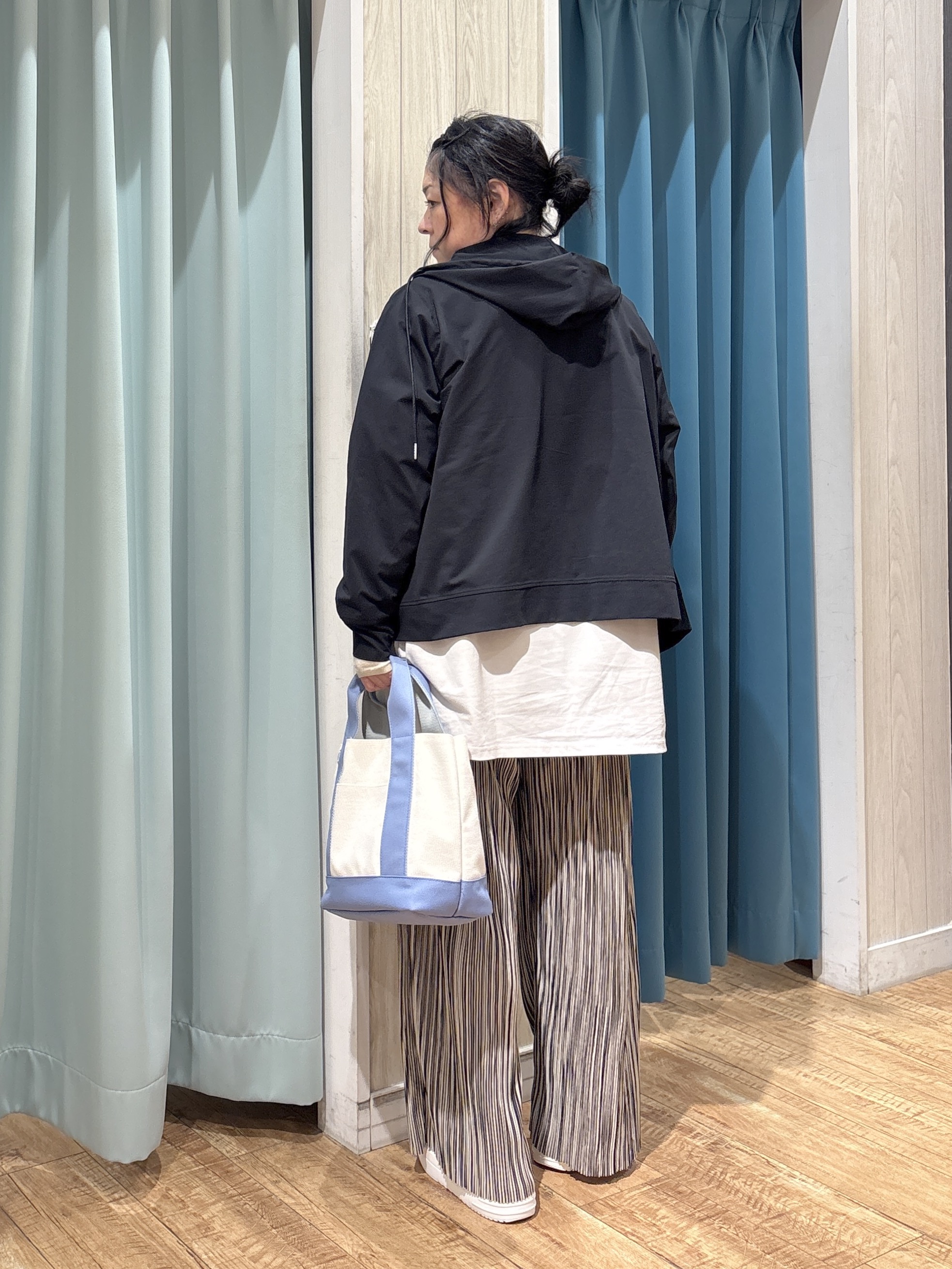 わかさんの「SHOO･LA･RUE｜【UV/洗濯機可】日焼け対策も快適に 指穴つき ジップパーカー」を使ったコーディネート