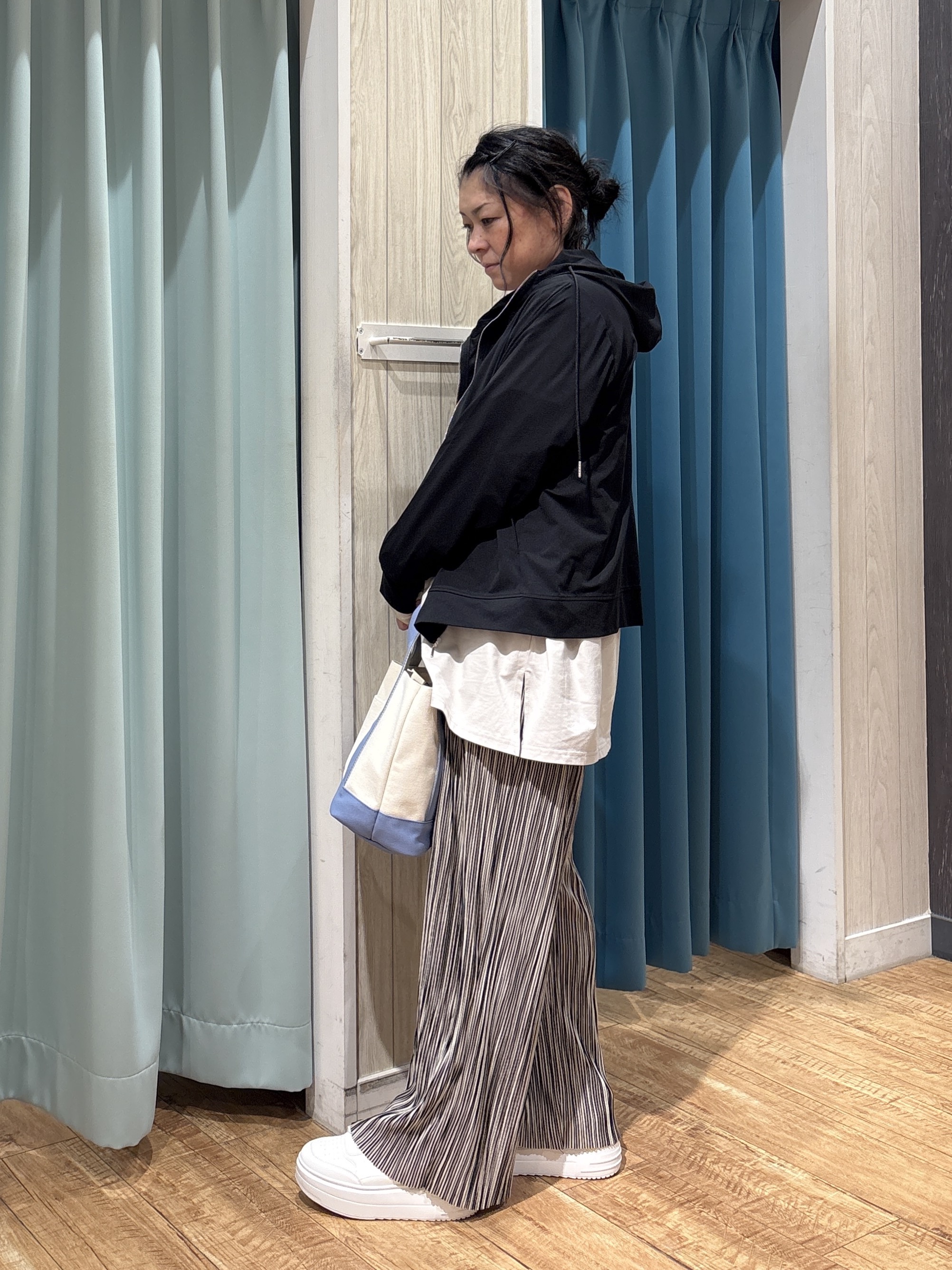わかさんの「SHOO･LA･RUE｜【UV/洗濯機可】日焼け対策も快適に 指穴つき ジップパーカー」を使ったコーディネート