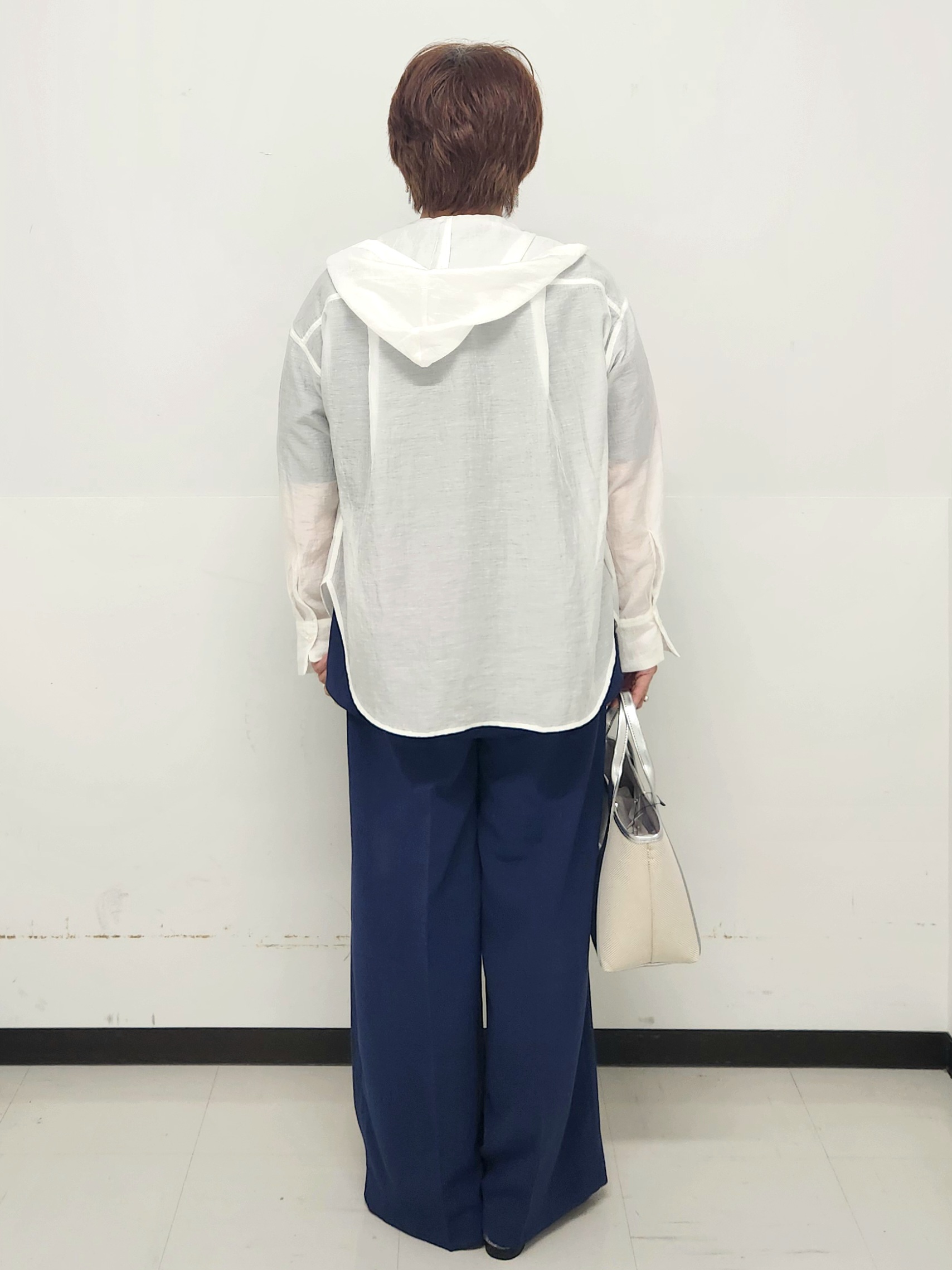 メイポンさんの「OPAQUE.CLIP｜【洗濯機OK】フード付きシアーシャツ」を使ったコーディネート