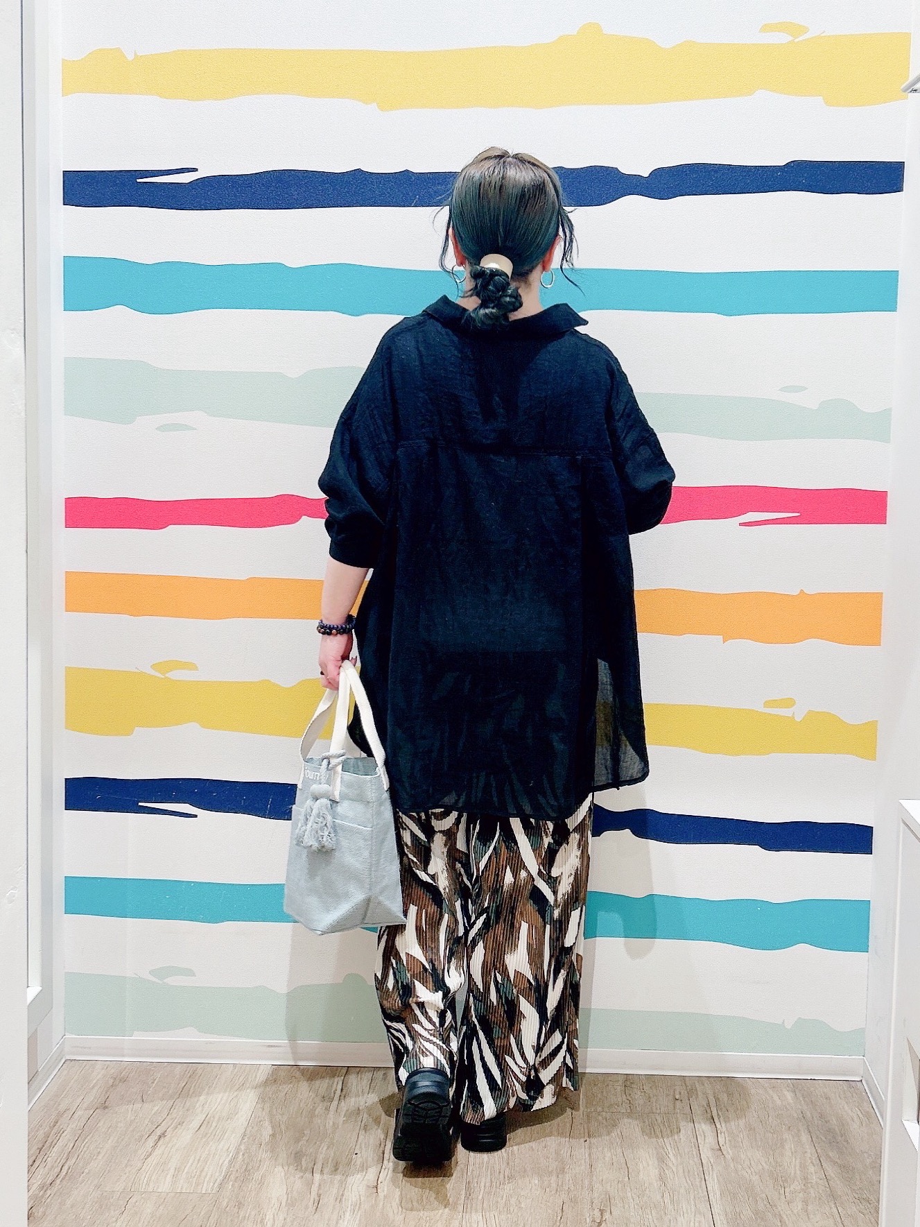Peeさんの「SHOO･LA･RUE｜【洗濯機可】スクエアネックが小顔効果に　きらきらラメタンクトップ」を使ったコーディネート