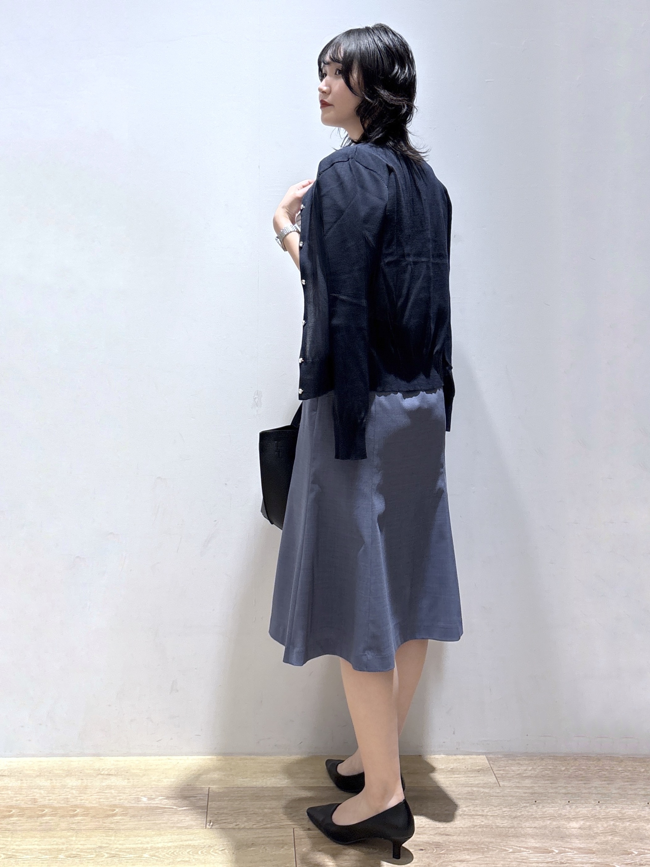 mizukiさんの「index｜【接触冷感】ビジューボタンカーディガン《抗ピリング／洗濯機OK》」を使ったコーディネート