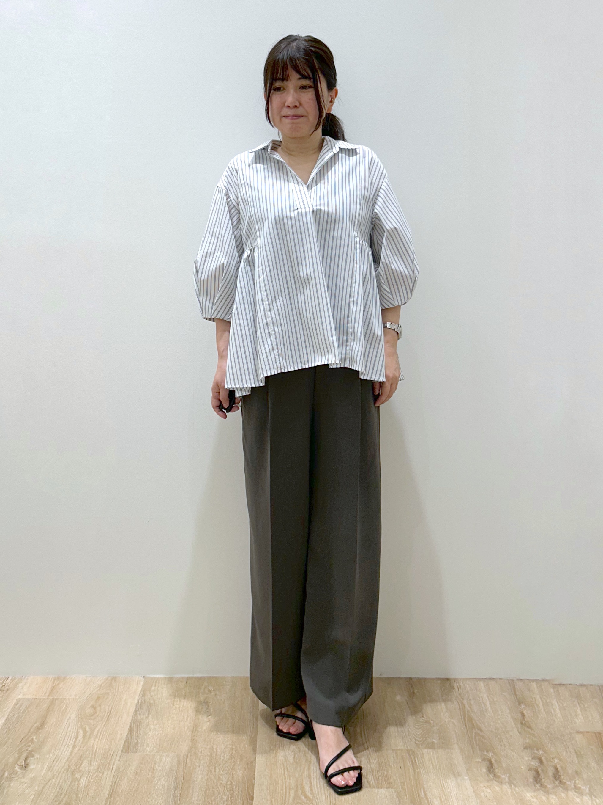 hiroさんの「OPAQUE.CLIP｜スキッパーペプラムブラウス【洗濯機OK】」を使ったコーディネート