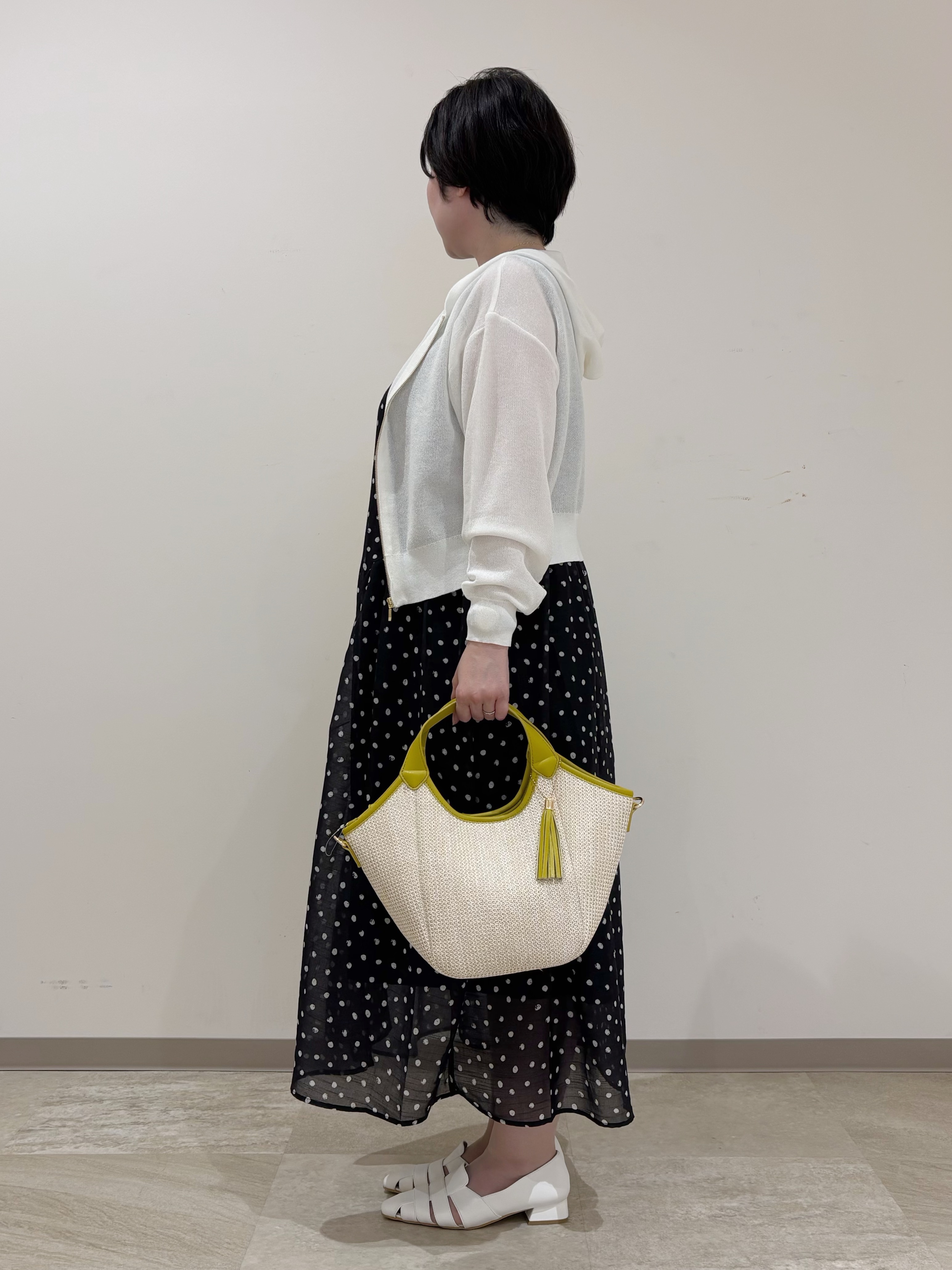 marikoさんの「grove｜【洗濯機OK・UVカット】大人の抜け感、シアーニットフードパーカ」を使ったコーディネート