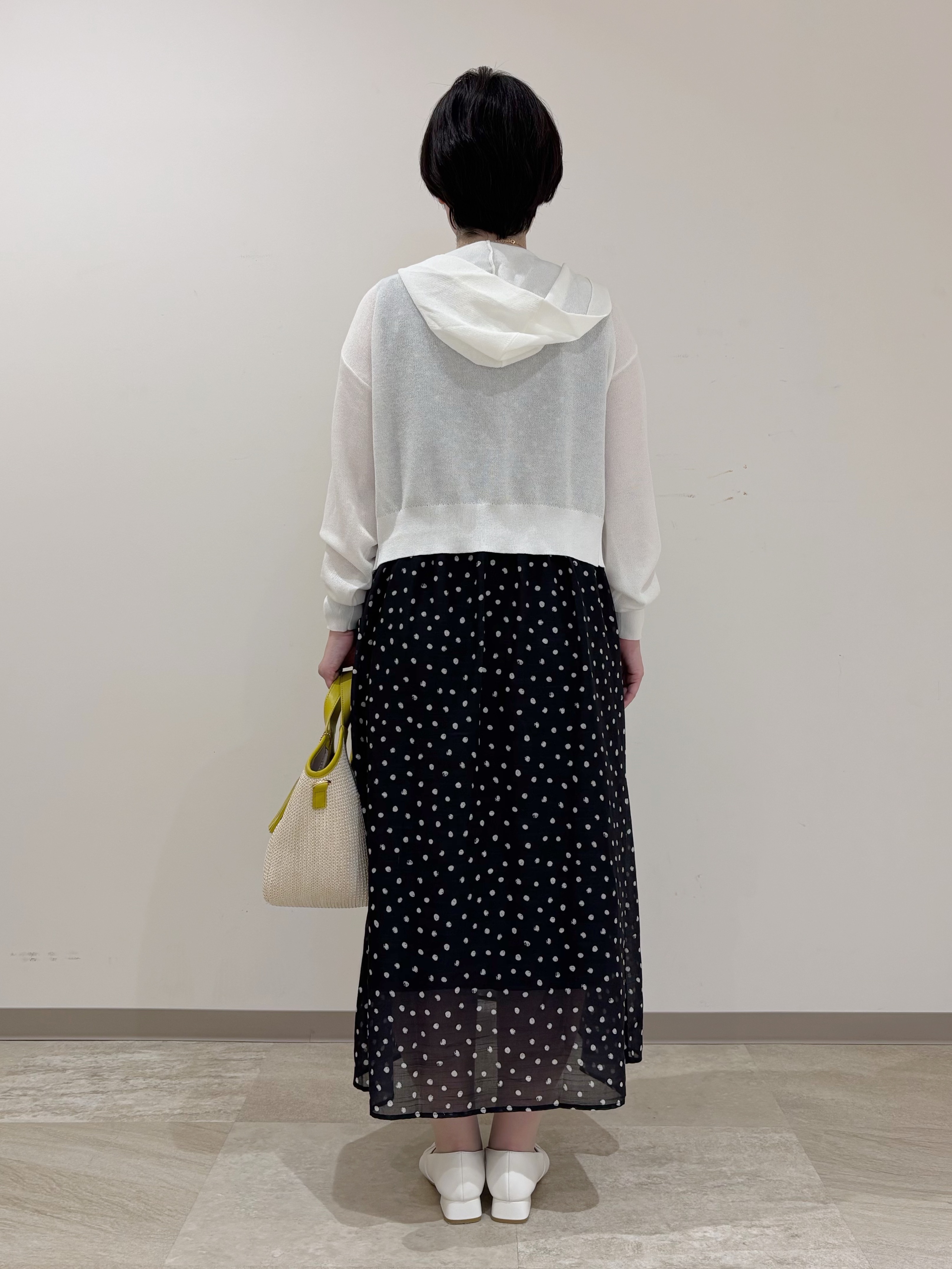 marikoさんの「grove｜【洗濯機OK・UVカット】大人の抜け感、シアーニットフードパーカ」を使ったコーディネート