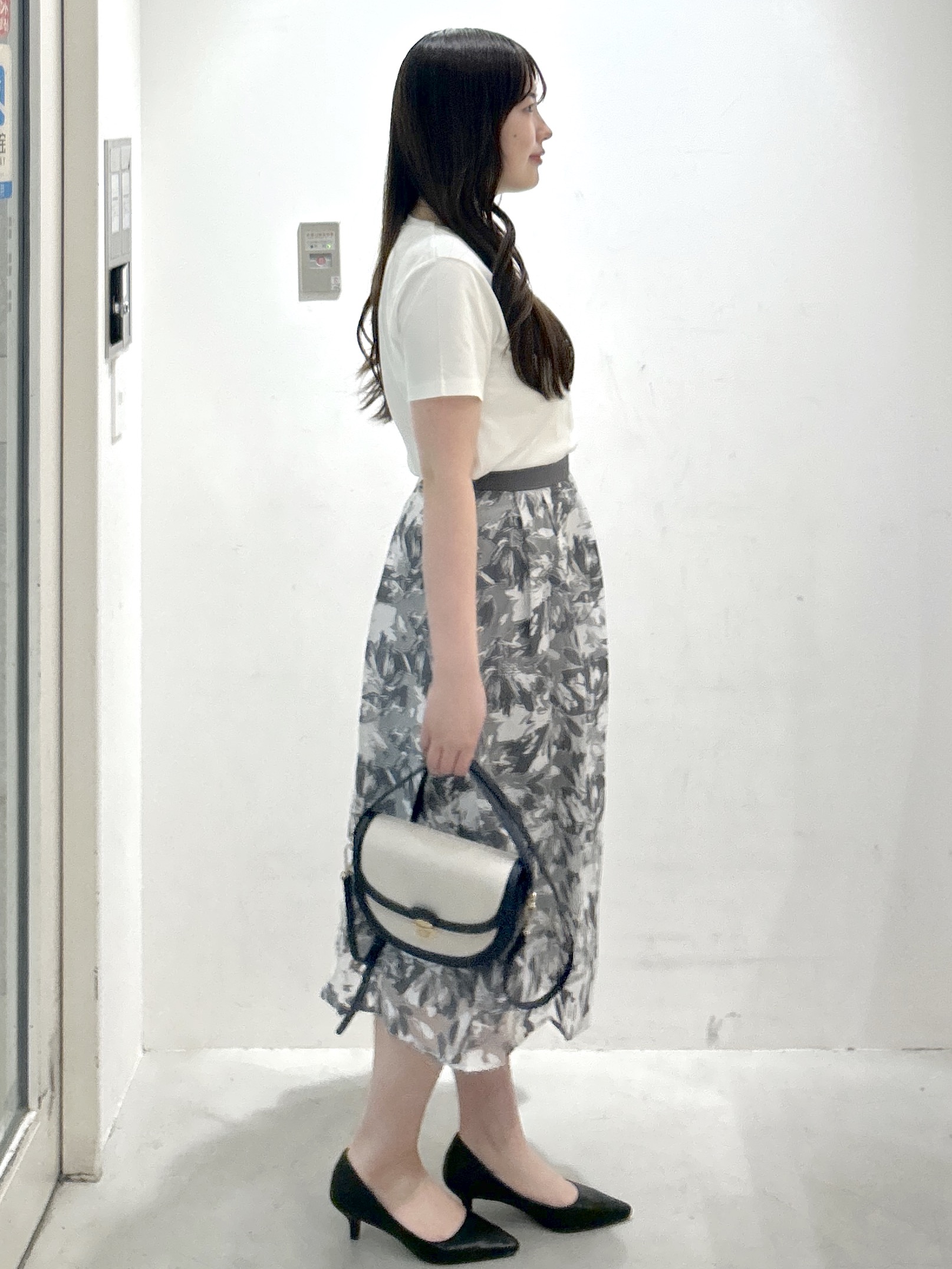 sayaさんの「OPAQUE.CLIP｜【接触冷感】ビッグロゴ刺繍ビジュー付きTシャツ《洗濯機OK／UVケア》」を使ったコーディネート
