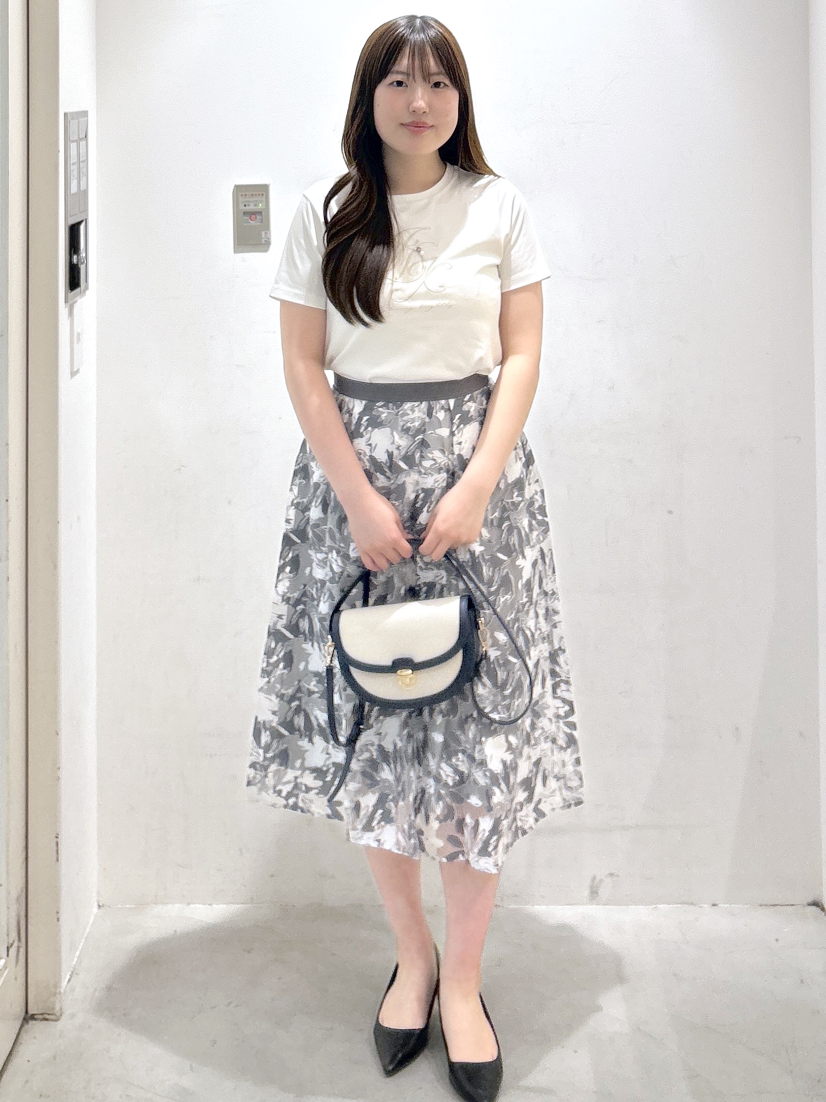 sayaさんの「OPAQUE.CLIP｜【接触冷感】ビッグロゴ刺繍ビジュー付きTシャツ《洗濯機OK／UVケア》」を使ったコーディネート