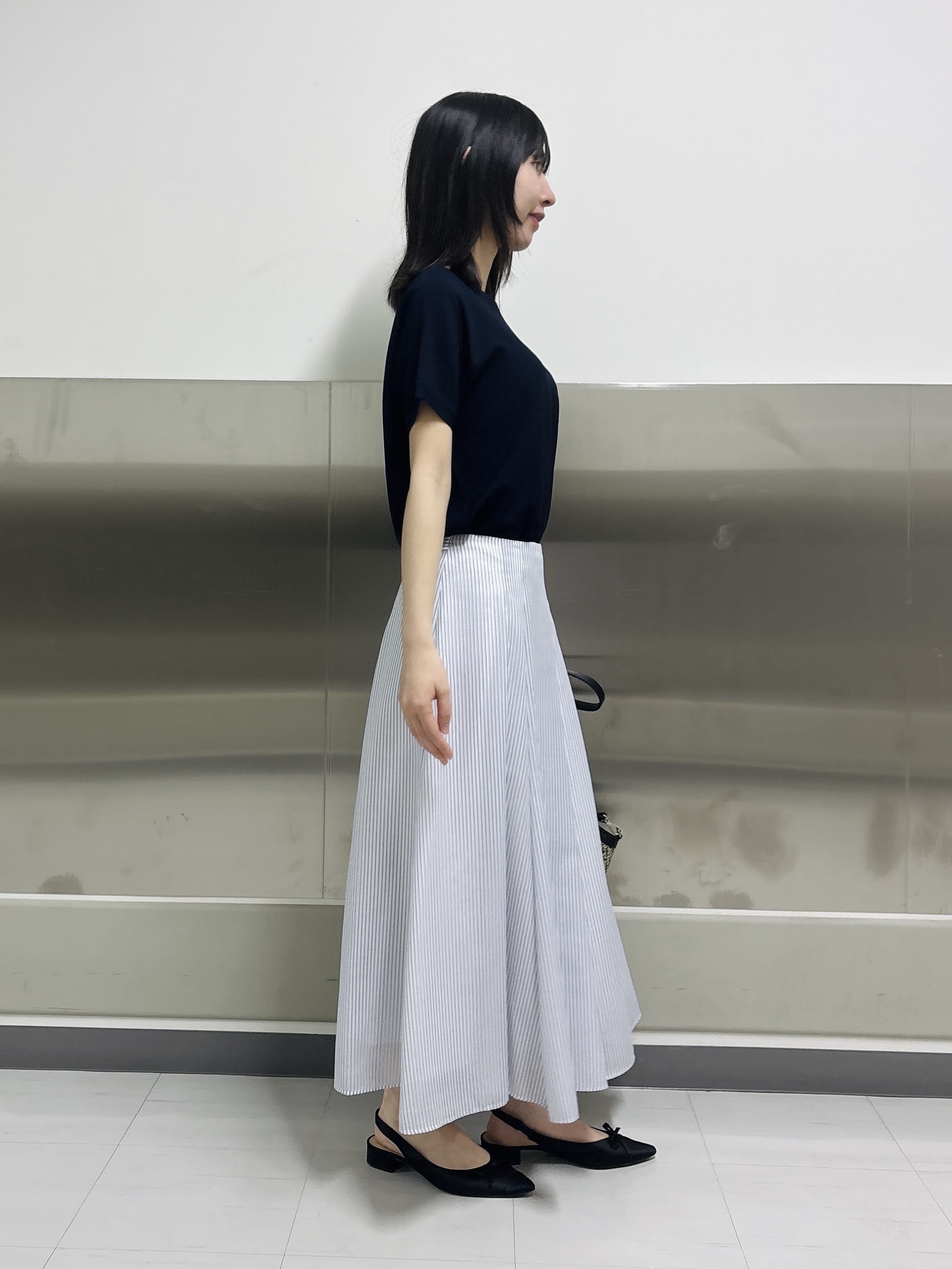 Yoshimiさんの「INDIVI｜【接触冷感／洗える／SETUP可能】シアーシャンブレータックフレアスカート」を使ったコーディネート