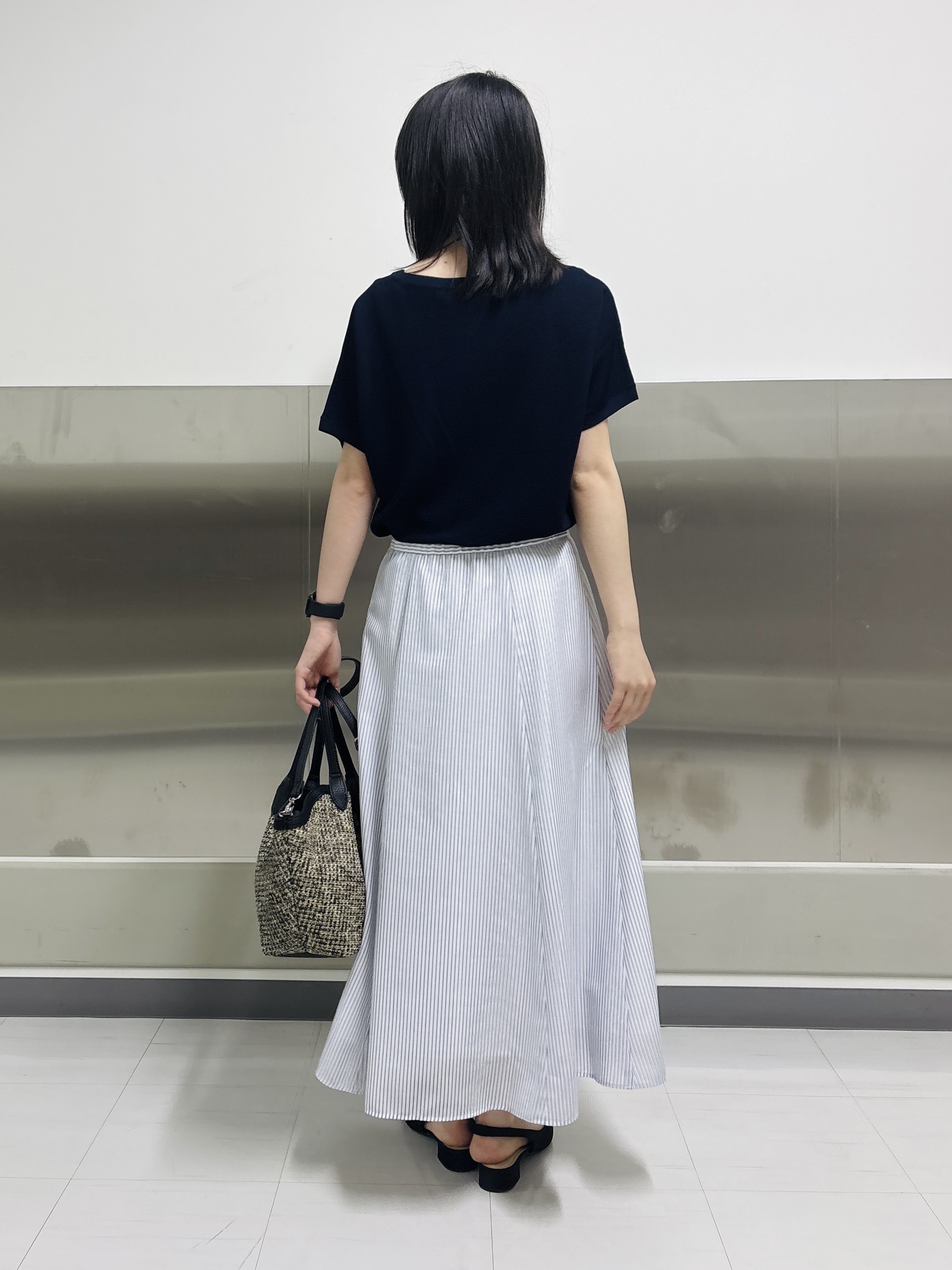 Yoshimiさんの「INDIVI｜【接触冷感／洗える／SETUP可能】シアーシャンブレータックフレアスカート」を使ったコーディネート