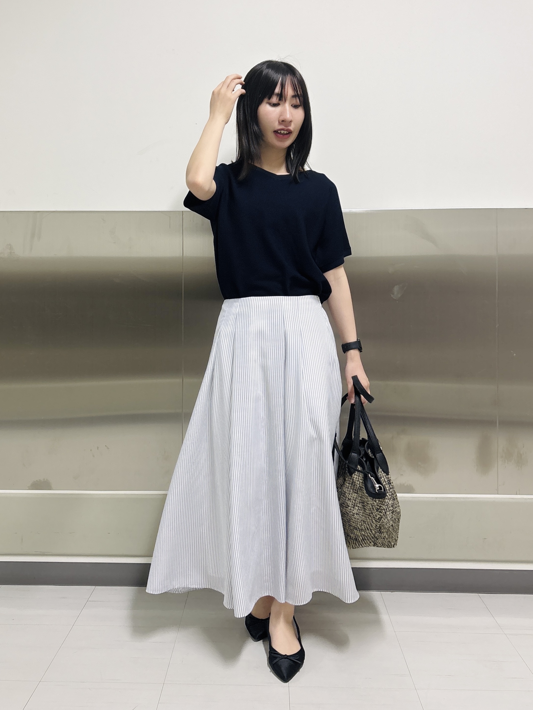 Yoshimiさんの「INDIVI｜【接触冷感／洗える／SETUP可能】シアーシャンブレータックフレアスカート」を使ったコーディネート