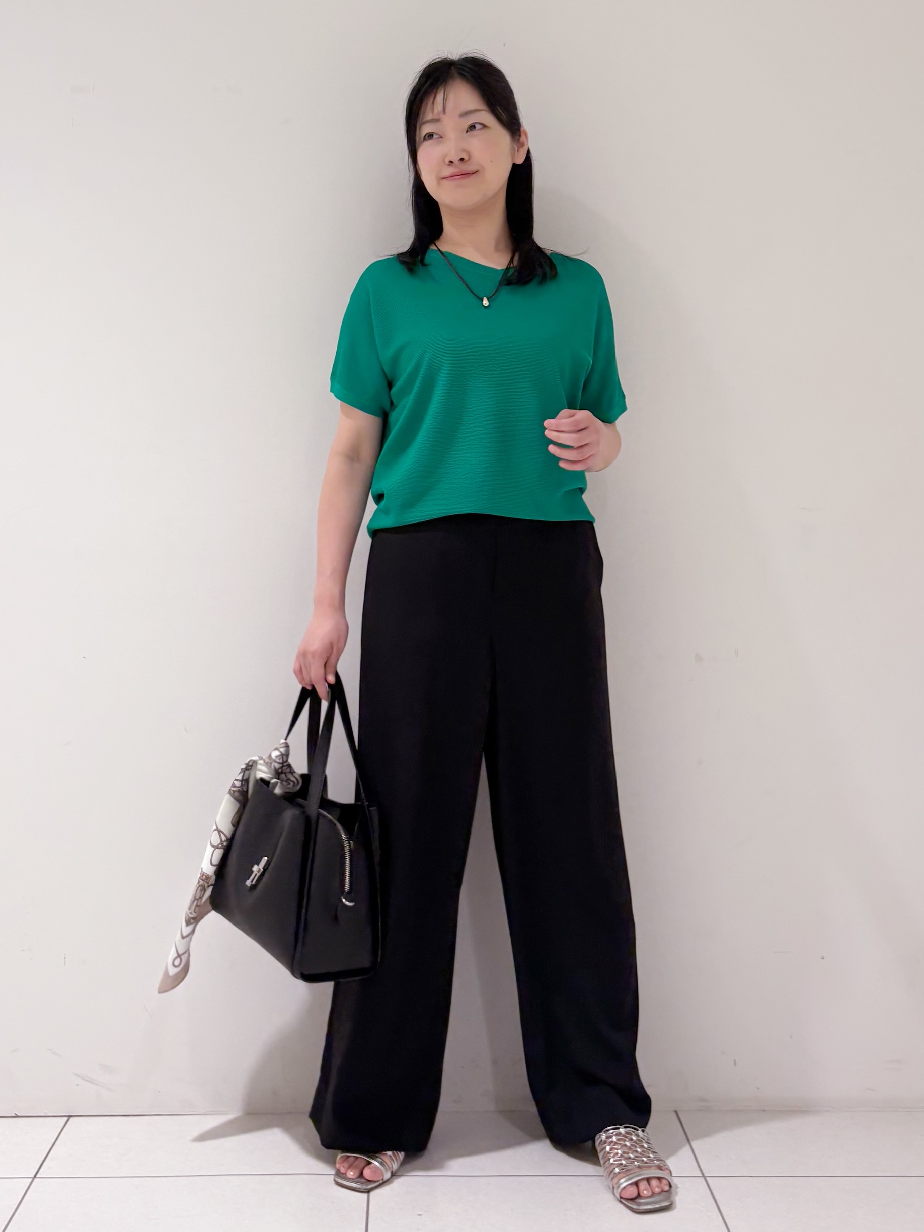 momokoさんの「INDIVI｜【洗える】ガーター編みVネックニットT」を使ったコーディネート