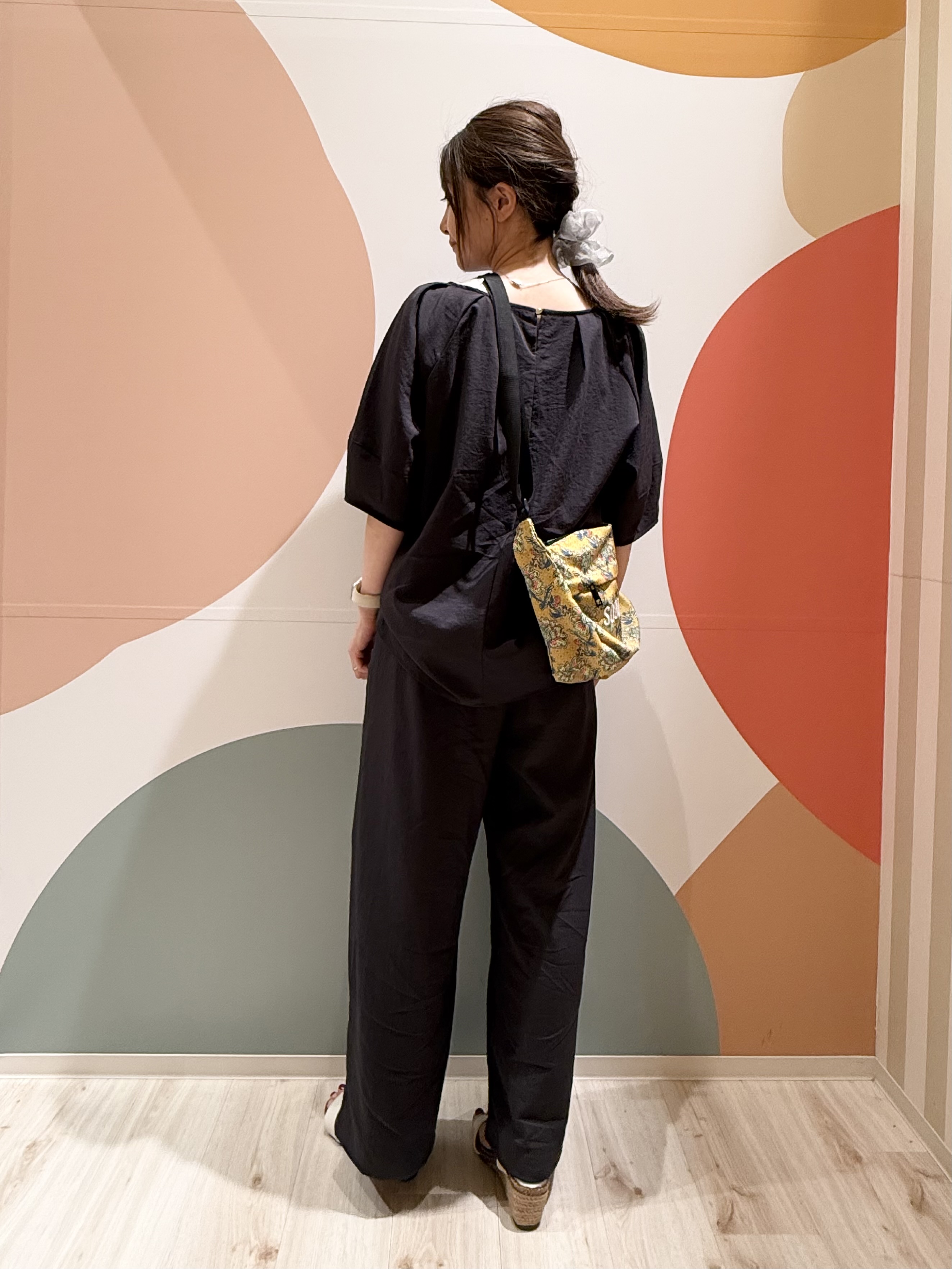 長女さんの「SHOO･LA･RUE｜【S-LL/洗濯機可/セットアップ可】軽凛(かろりん) タックブラウス」を使ったコーディネート