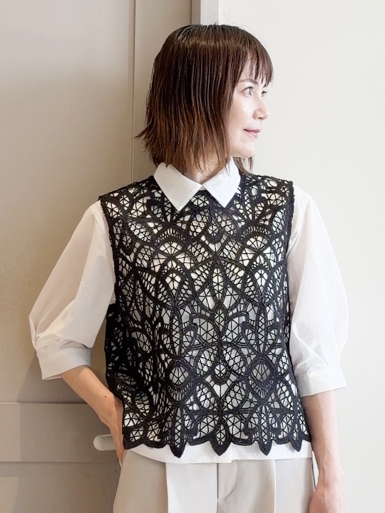 yamakoさんの「grove｜【2点SET・二の腕カバー】レースベスト&times;シアーブラウスSET」を使ったコーディネート
