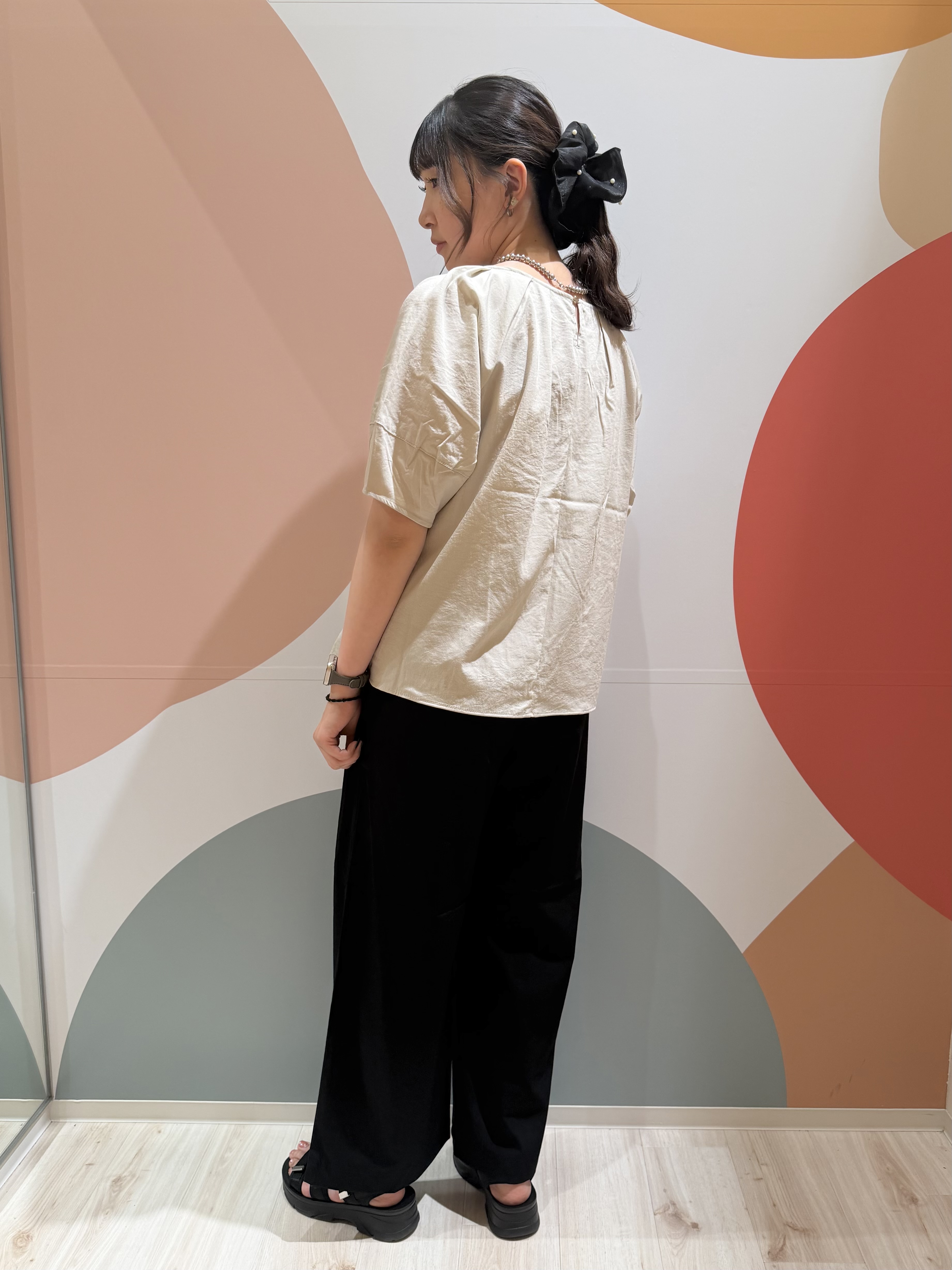 末っ子さんの「SHOO･LA･RUE｜【S-LL/洗濯機可/セットアップ可】軽凛(かろりん) タックブラウス」を使ったコーディネート