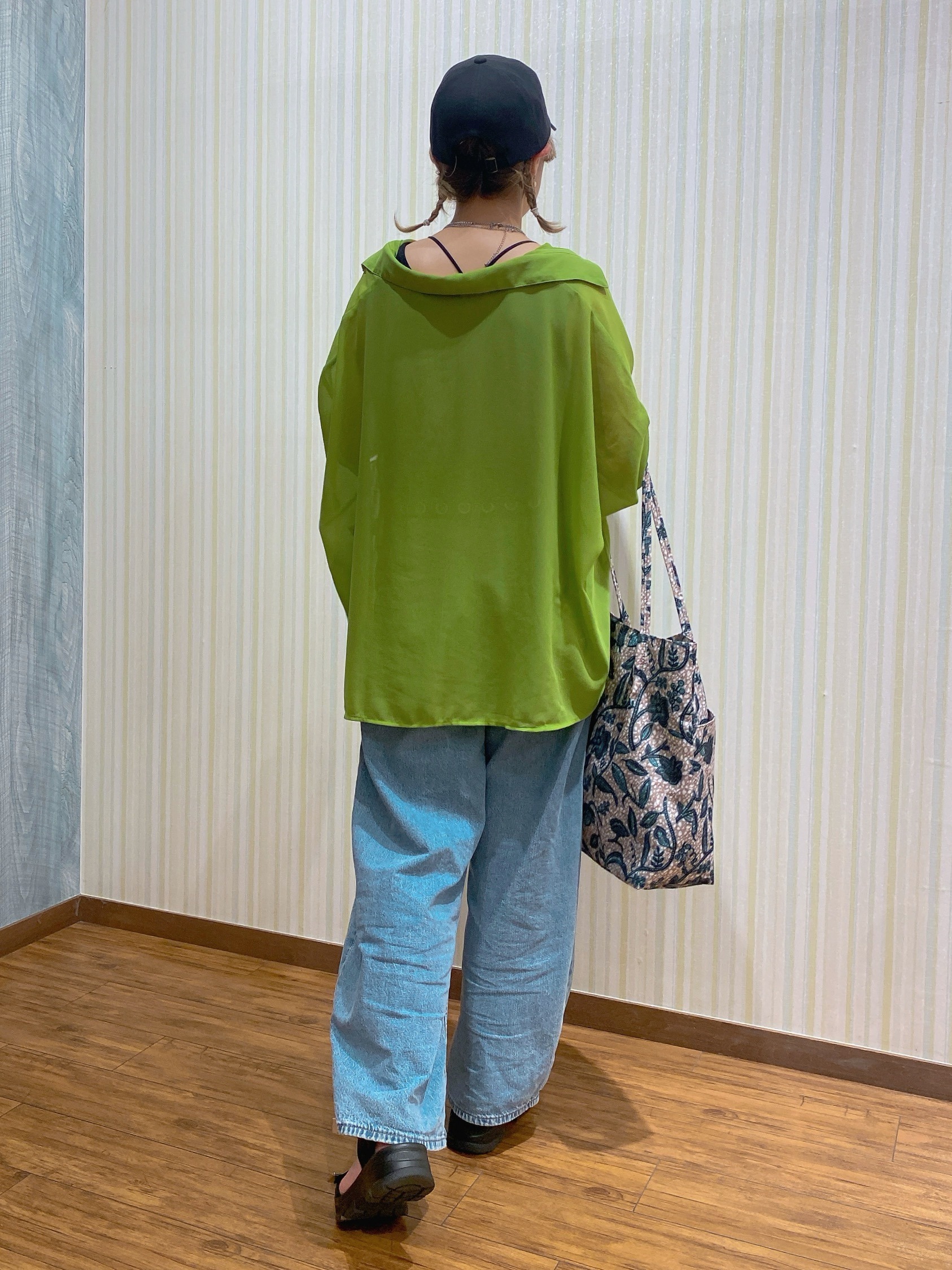 ayaさんの「SHOO･LA･RUE｜【洗濯機可/体型カバー】羽織るだけで雰囲気変わる 柄アソート ポンチョ風シアーシャツ」を使ったコーディネート