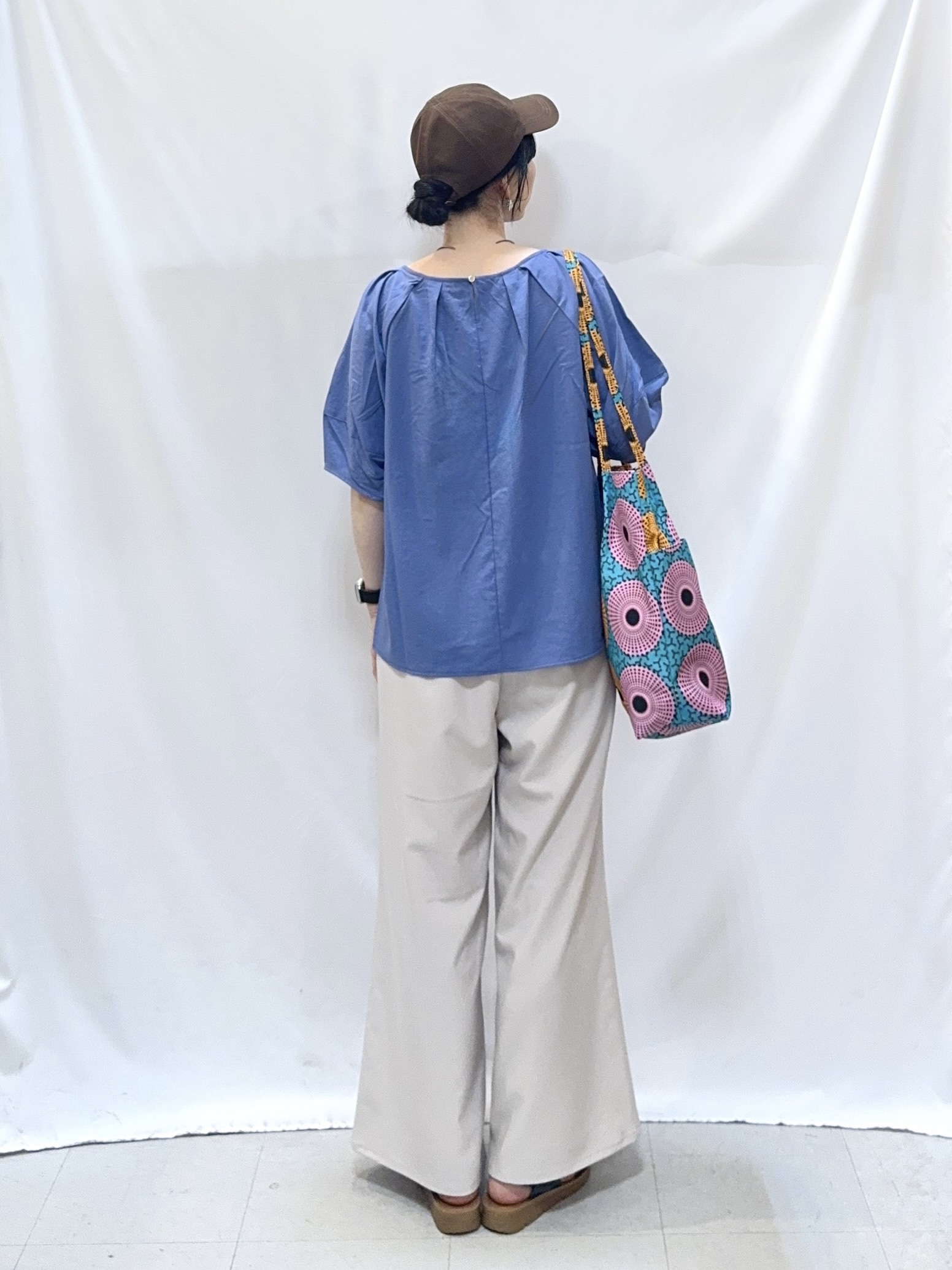 𝐇𝐢𝐫𝐨𝐦𝐢さんの「SHOO･LA･RUE｜【S-LL/洗濯機可/セットアップ可】軽凛(かろりん) タックブラウス」を使ったコーディネート
