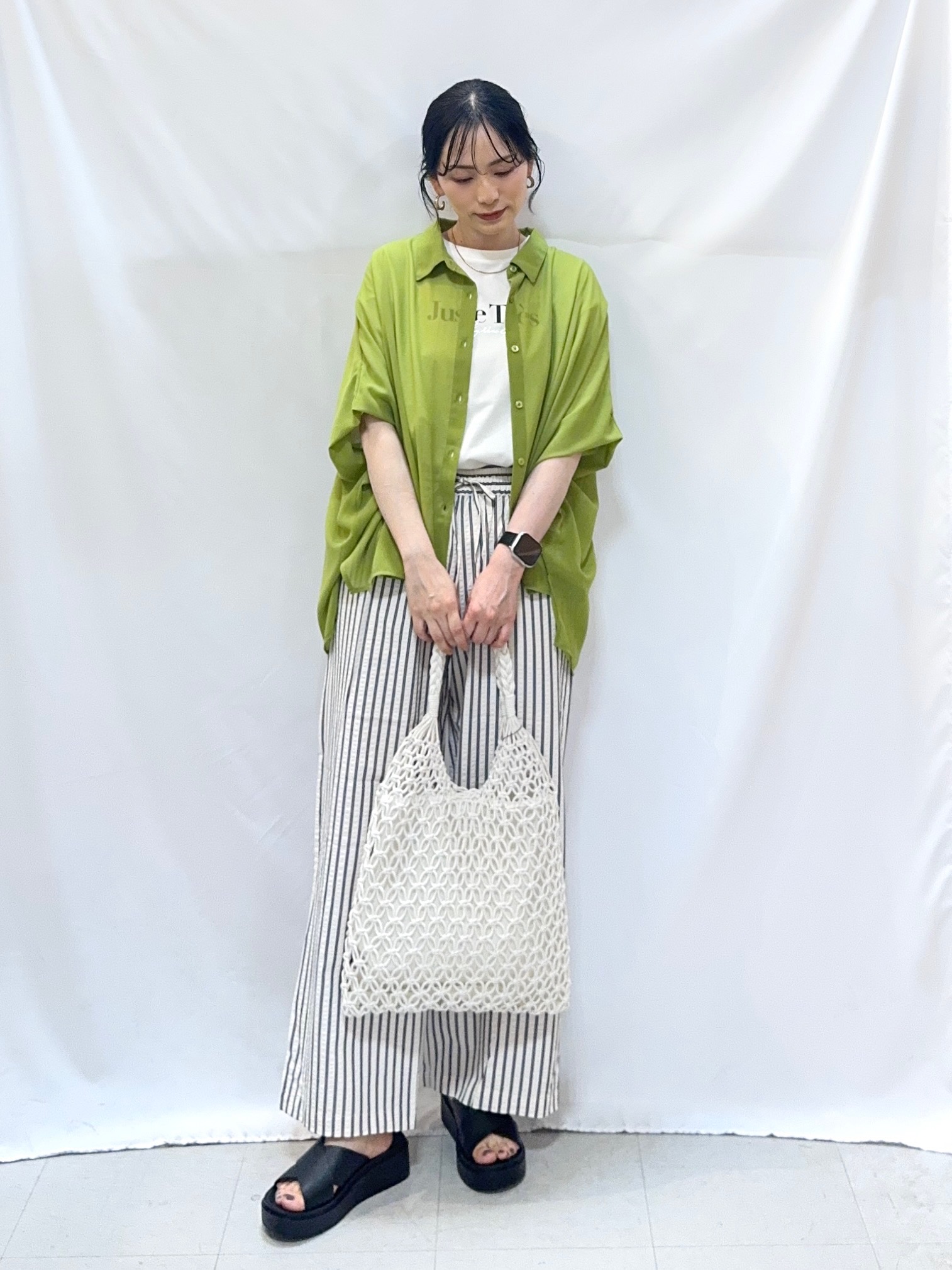 𝐇𝐢𝐫𝐨𝐦𝐢さんの「SHOO･LA･RUE｜【洗濯機可/体型カバー】羽織るだけで雰囲気変わる 柄アソート ポンチョ風シアーシャツ」を使ったコーディネート