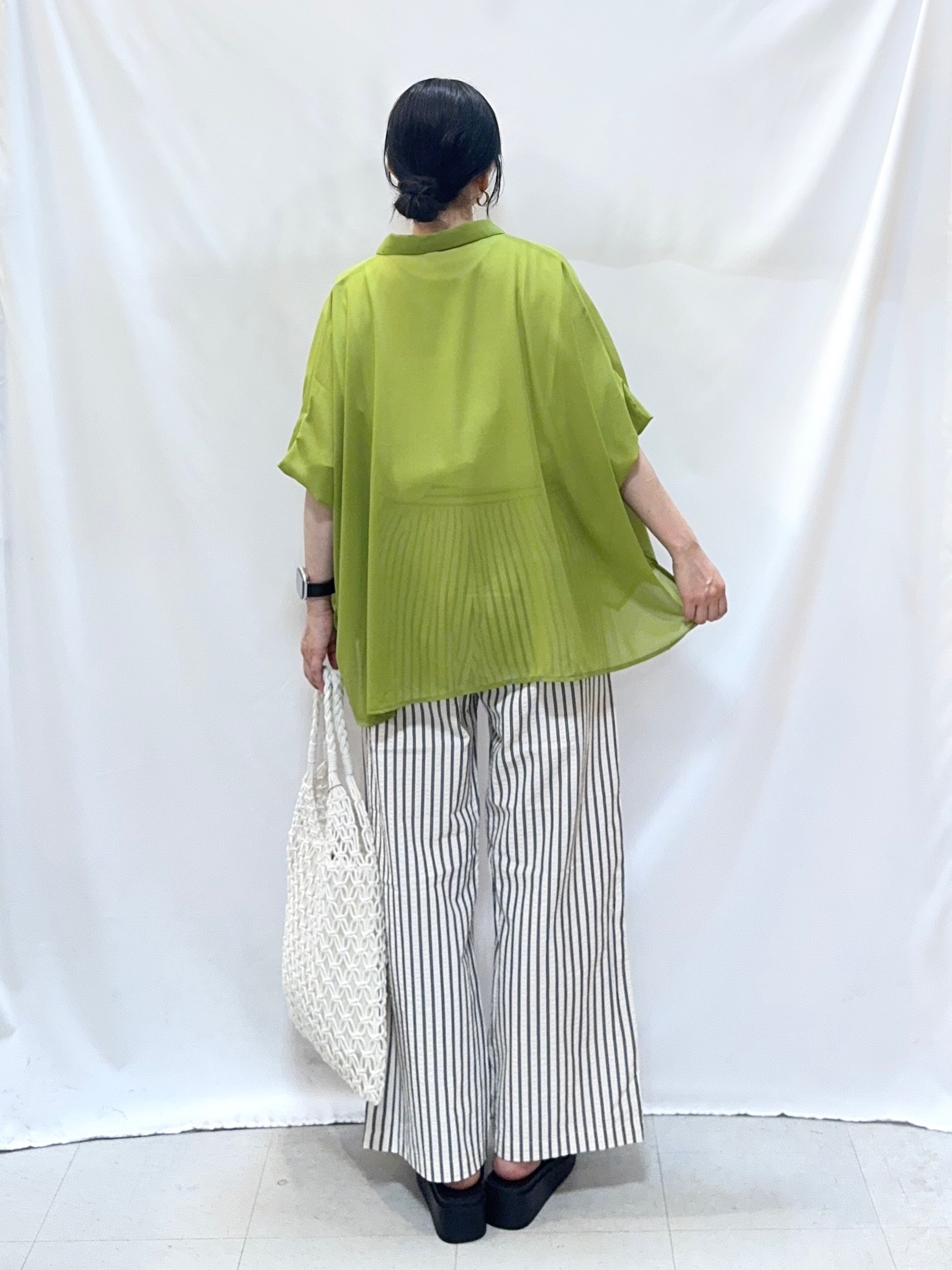 𝐇𝐢𝐫𝐨𝐦𝐢さんの「SHOO･LA･RUE｜【洗濯機可/体型カバー】羽織るだけで雰囲気変わる 柄アソート ポンチョ風シアーシャツ」を使ったコーディネート