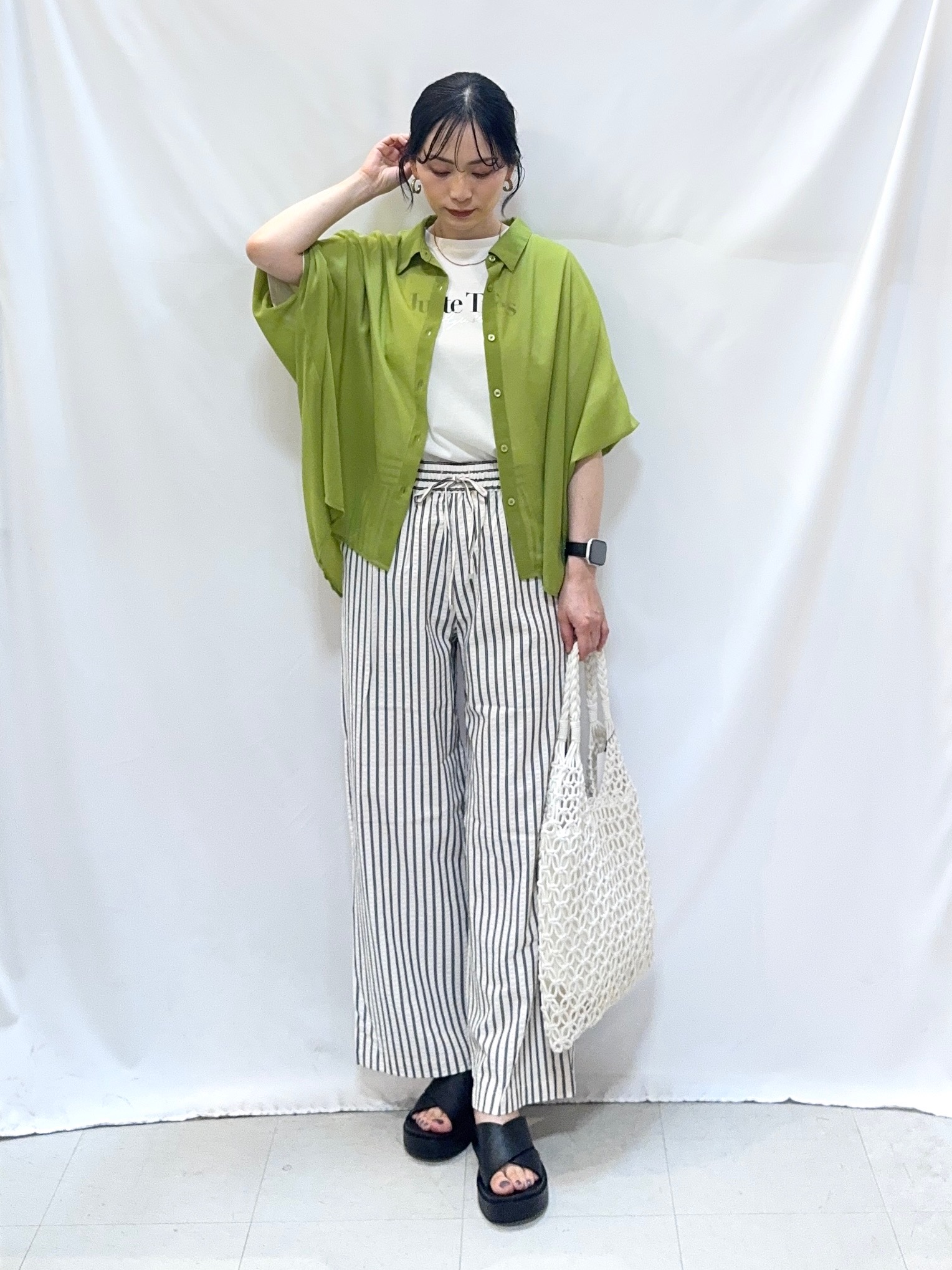 𝐇𝐢𝐫𝐨𝐦𝐢さんの「SHOO･LA･RUE｜【洗濯機可/体型カバー】羽織るだけで雰囲気変わる 柄アソート ポンチョ風シアーシャツ」を使ったコーディネート