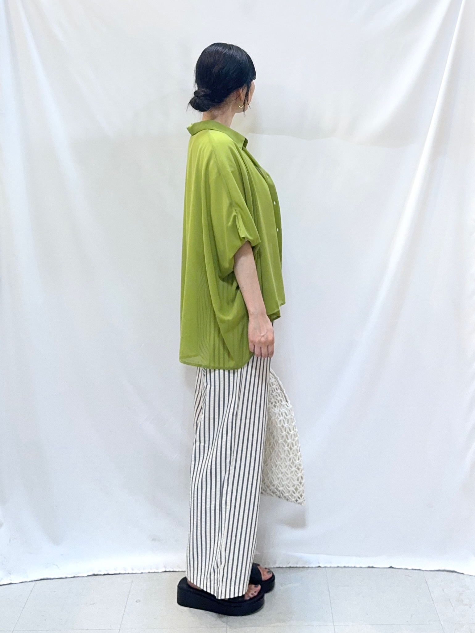 𝐇𝐢𝐫𝐨𝐦𝐢さんの「SHOO･LA･RUE｜【洗濯機可/体型カバー】羽織るだけで雰囲気変わる 柄アソート ポンチョ風シアーシャツ」を使ったコーディネート