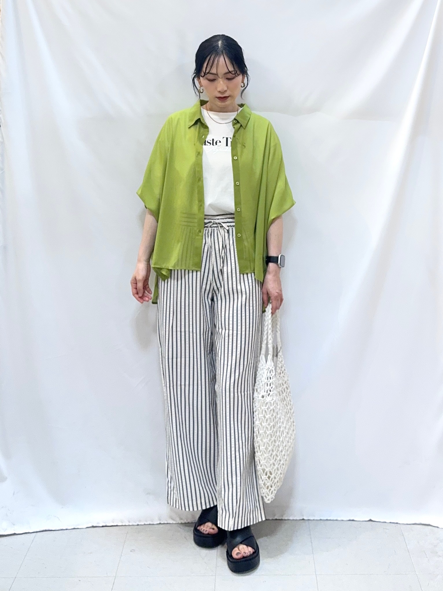 𝐇𝐢𝐫𝐨𝐦𝐢さんの「SHOO･LA･RUE｜【洗濯機可/体型カバー】羽織るだけで雰囲気変わる 柄アソート ポンチョ風シアーシャツ」を使ったコーディネート