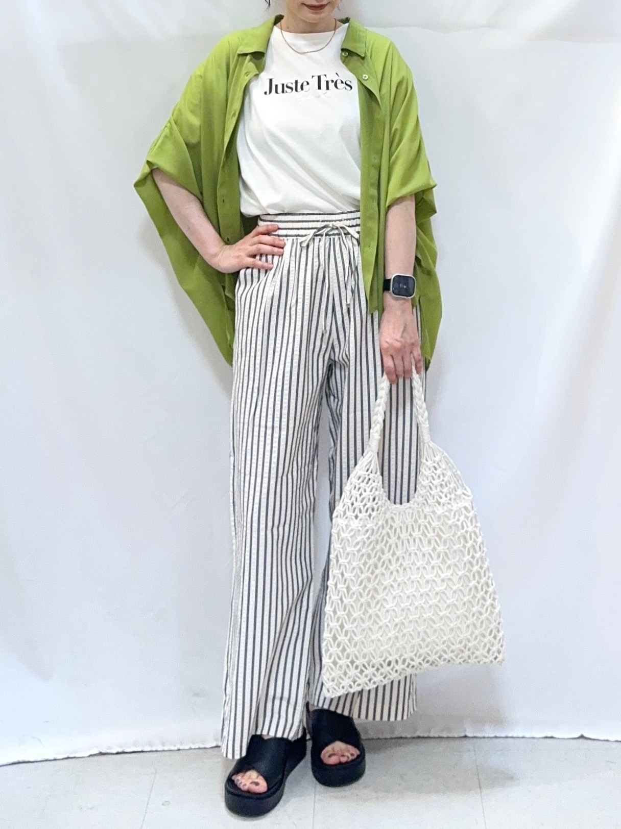 𝐇𝐢𝐫𝐨𝐦𝐢さんの「SHOO･LA･RUE｜【洗濯機可/体型カバー】羽織るだけで雰囲気変わる 柄アソート ポンチョ風シアーシャツ」を使ったコーディネート