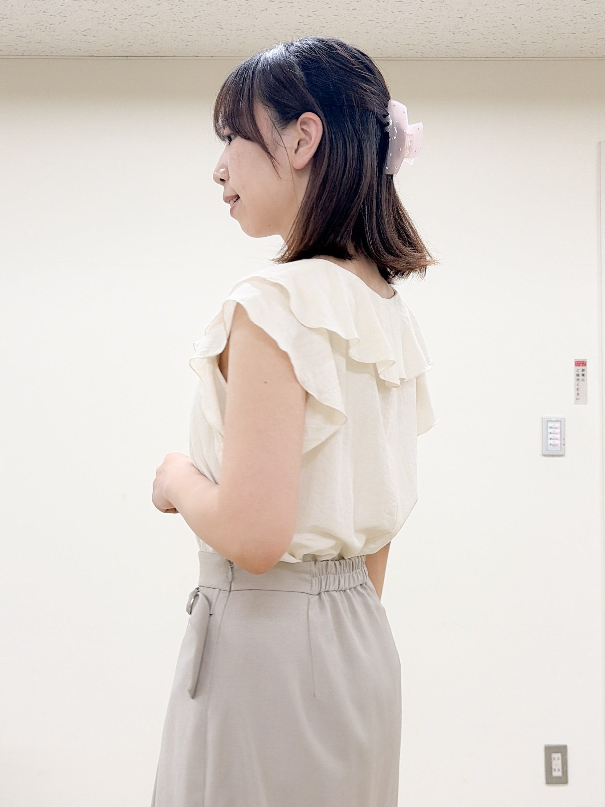 yurinaさんの「index｜【接触冷感】マットサテンフリルフレンチブラウス《吸水速乾／防シワ／洗濯機OK》」を使ったコーディネート