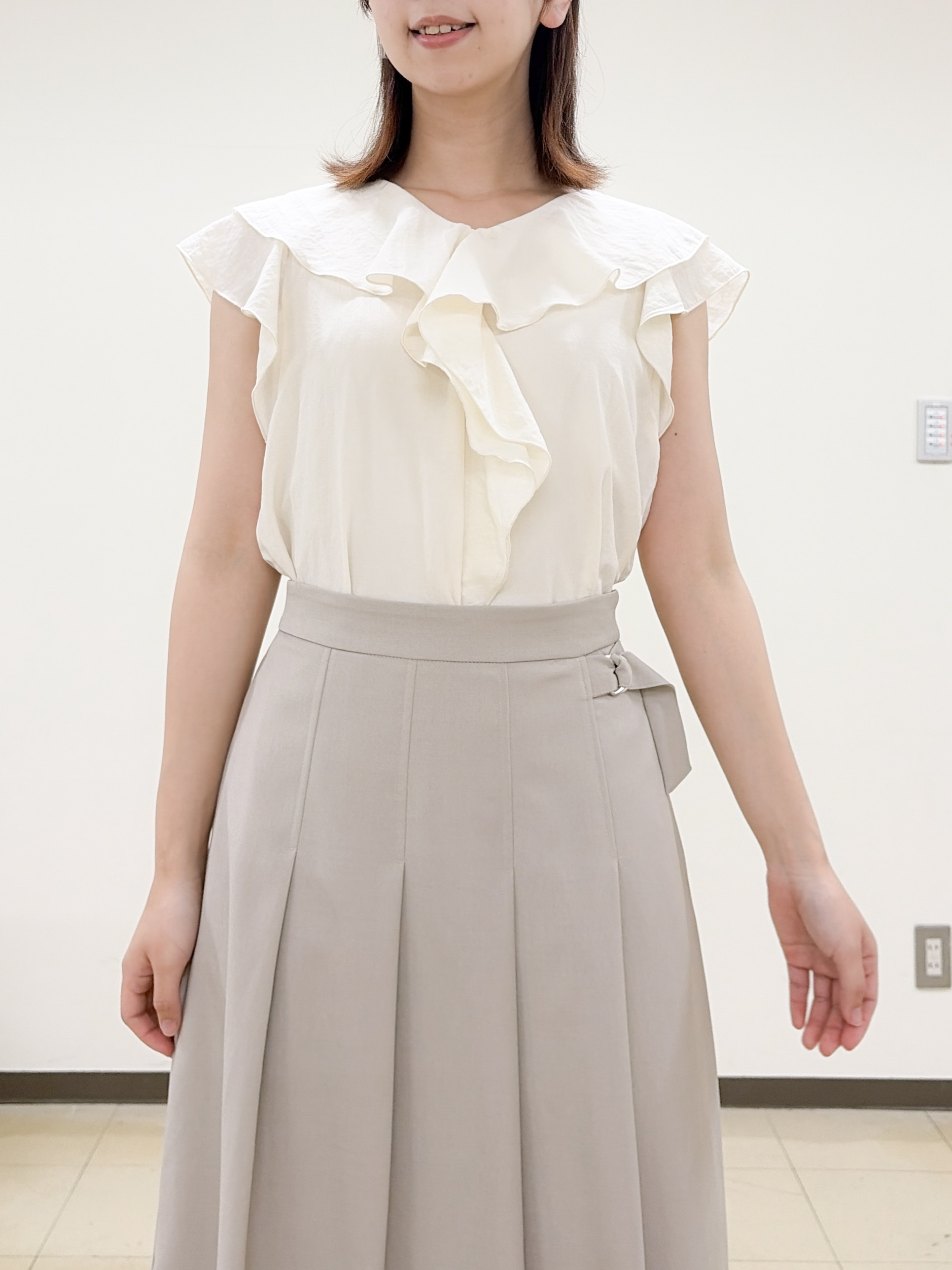 yurinaさんの「index｜【接触冷感】マットサテンフリルフレンチブラウス《吸水速乾／防シワ／洗濯機OK》」を使ったコーディネート