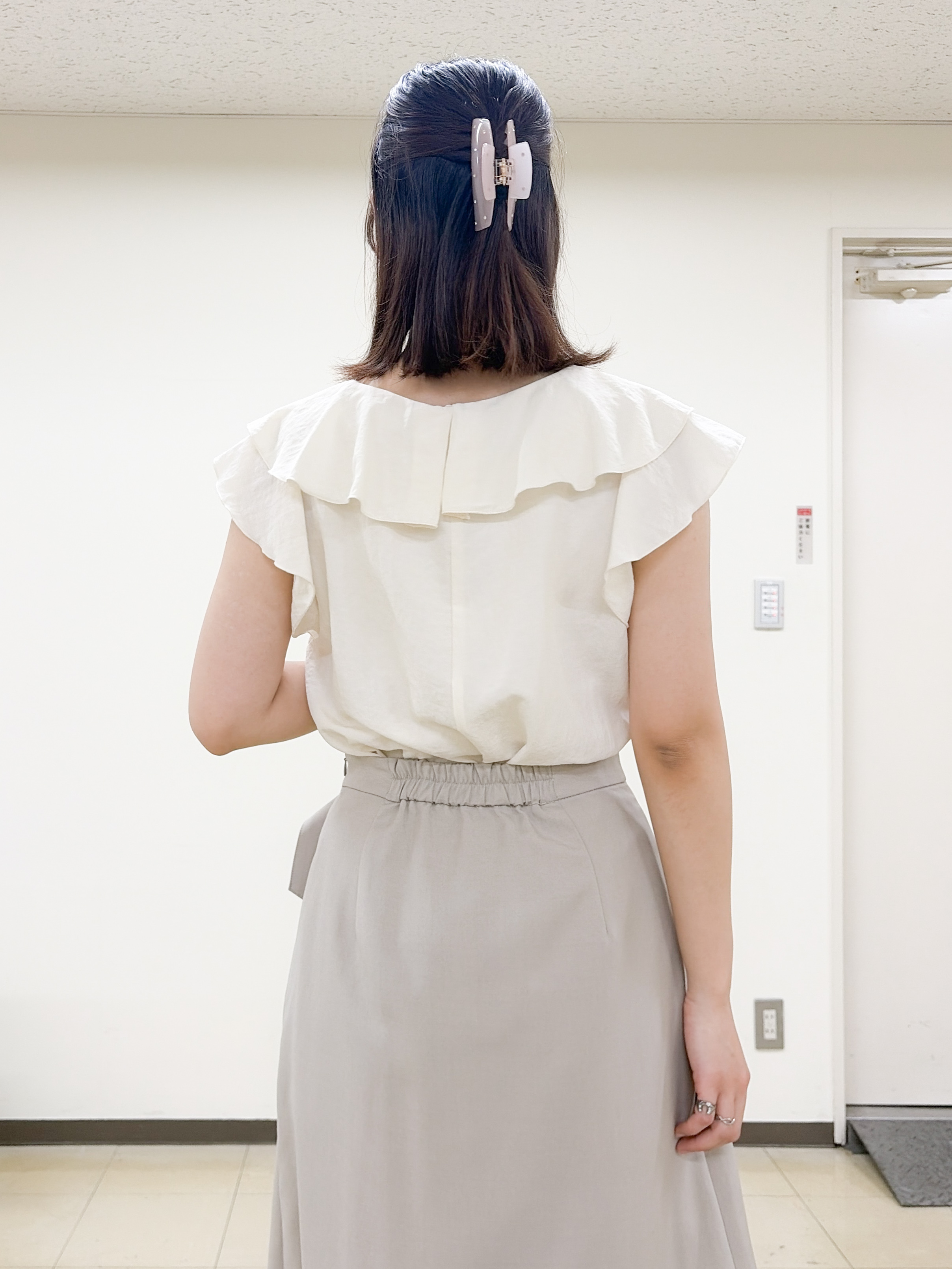 yurinaさんの「index｜【接触冷感】マットサテンフリルフレンチブラウス《吸水速乾／防シワ／洗濯機OK》」を使ったコーディネート
