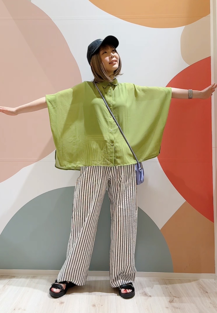 長男さんの「SHOO･LA･RUE｜【洗濯機可】スクエアネックが小顔効果に　きらきらラメタンクトップ」を使ったコーディネート