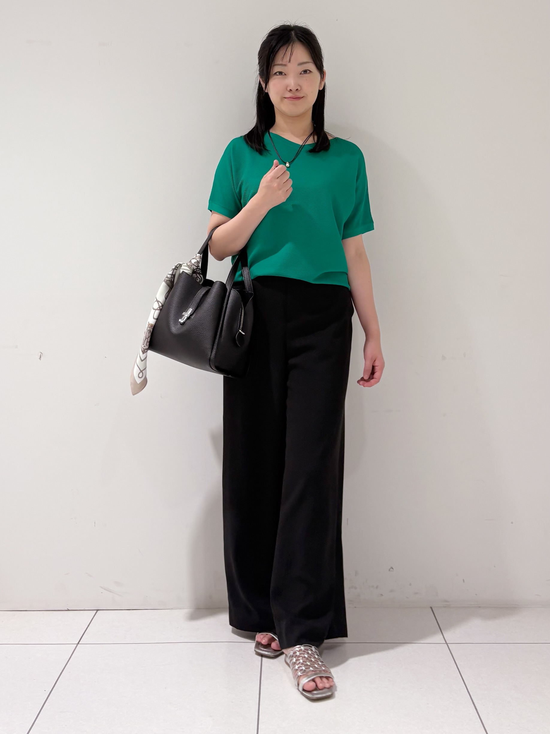 momokoさんの「INDIVI｜【洗える】ガーター編みVネックニットT」を使ったコーディネート