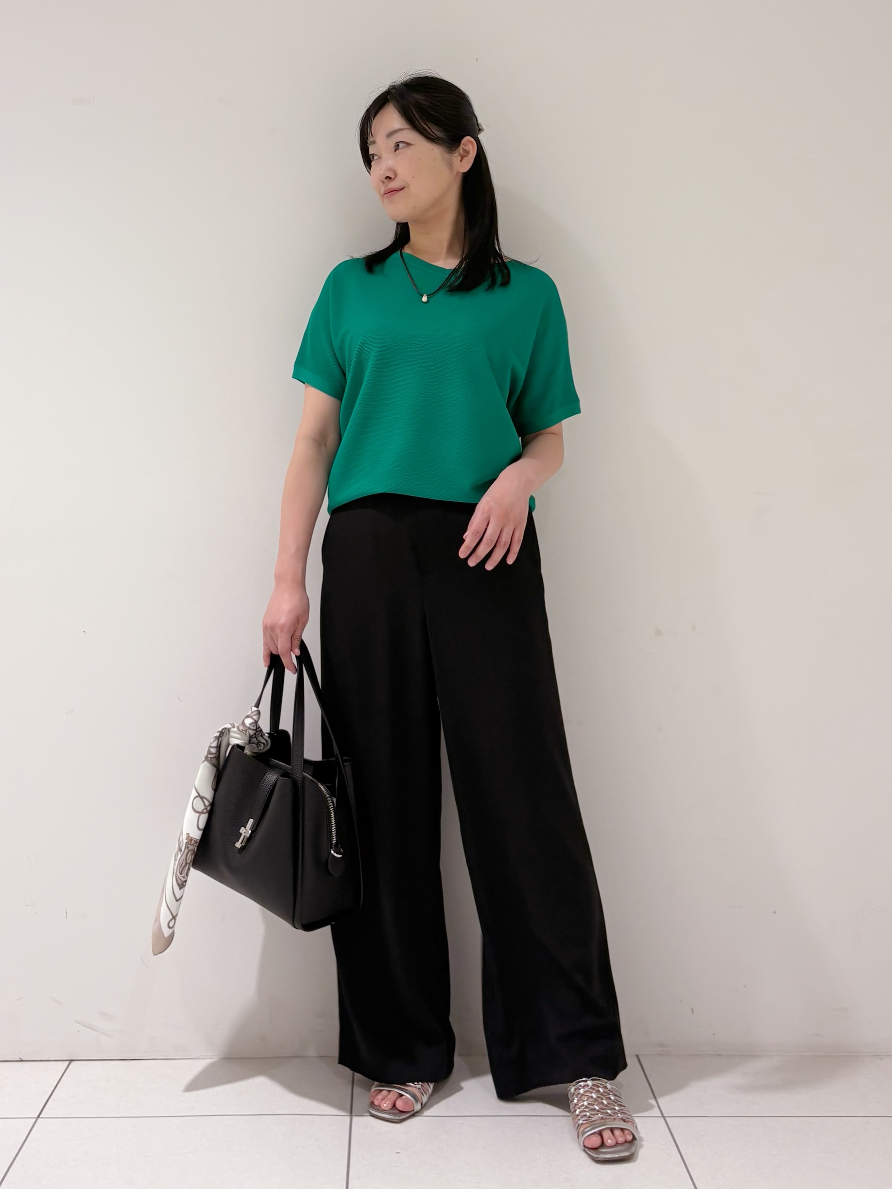 momokoさんの「INDIVI｜【洗える】ガーター編みVネックニットT」を使ったコーディネート
