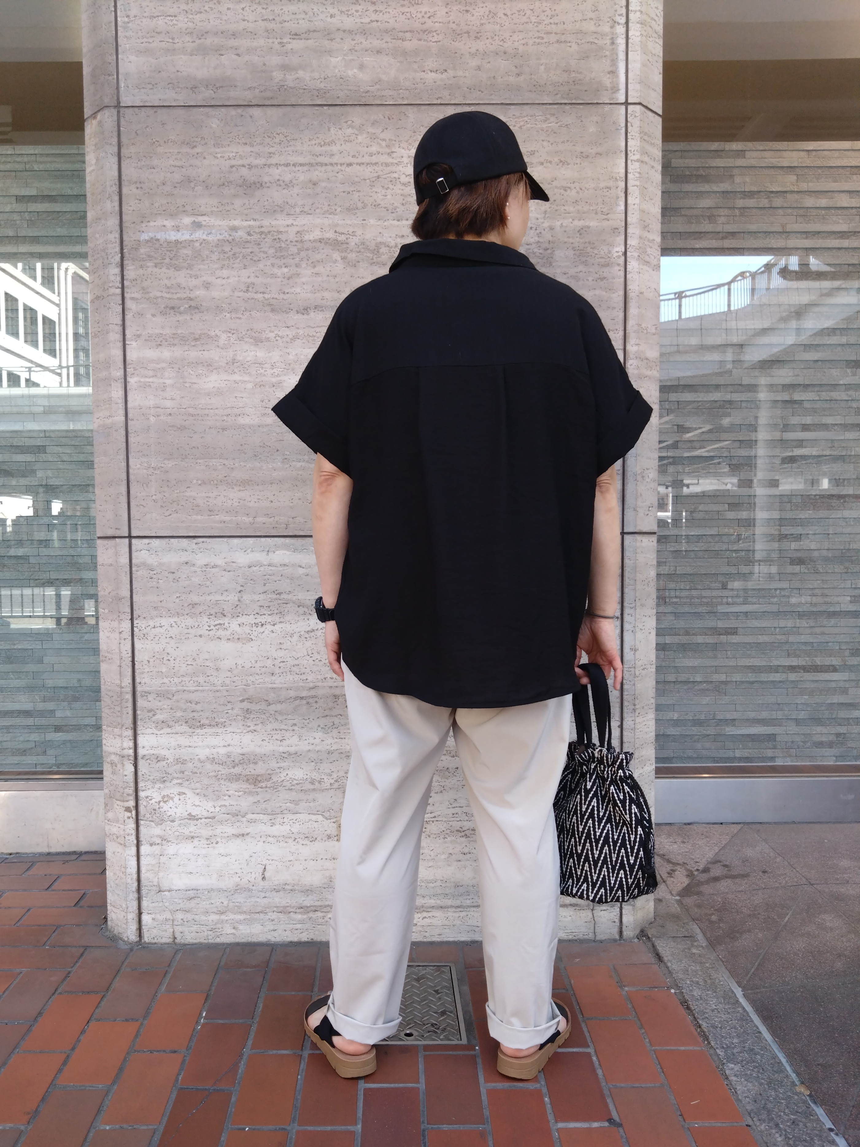 ヒロコジさんの「SHOO･LA･RUE｜【S-LL/洗濯機可】インせず着られる 裾タック スキッパーシャツ」を使ったコーディネート