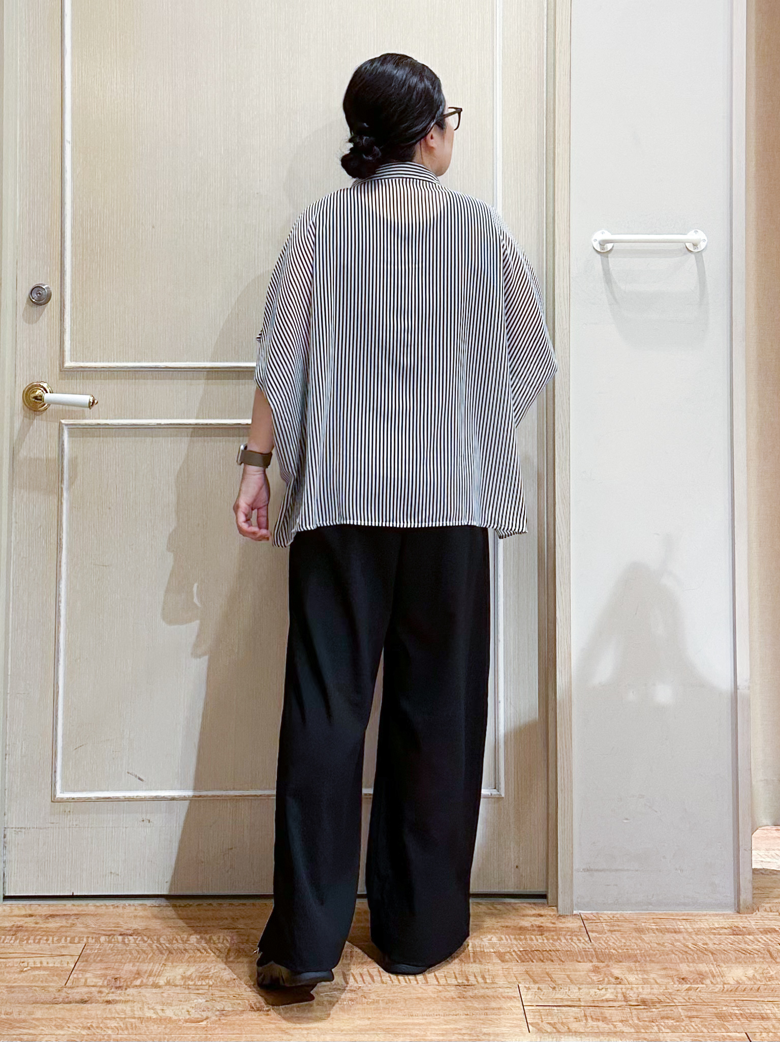 umeさんの「SHOO･LA･RUE｜【洗濯機可/体型カバー】羽織るだけで雰囲気変わる 柄アソート ポンチョ風シアーシャツ」を使ったコーディネート