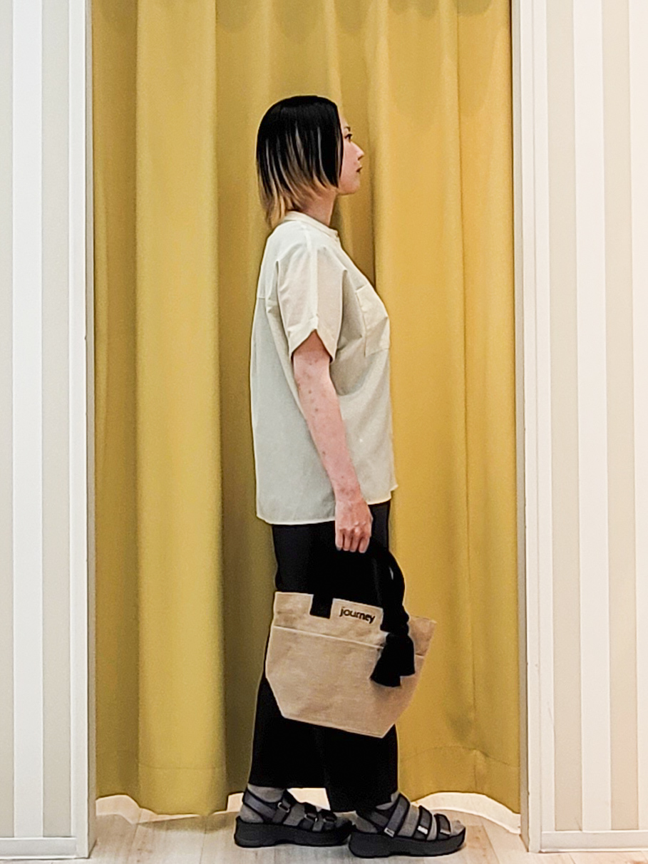 ねぎさんの「SHOO･LA･RUE｜【通気性〇/UV/S-LL】風が通り抜ける 半袖バンドカラーシアーシャツ」を使ったコーディネート