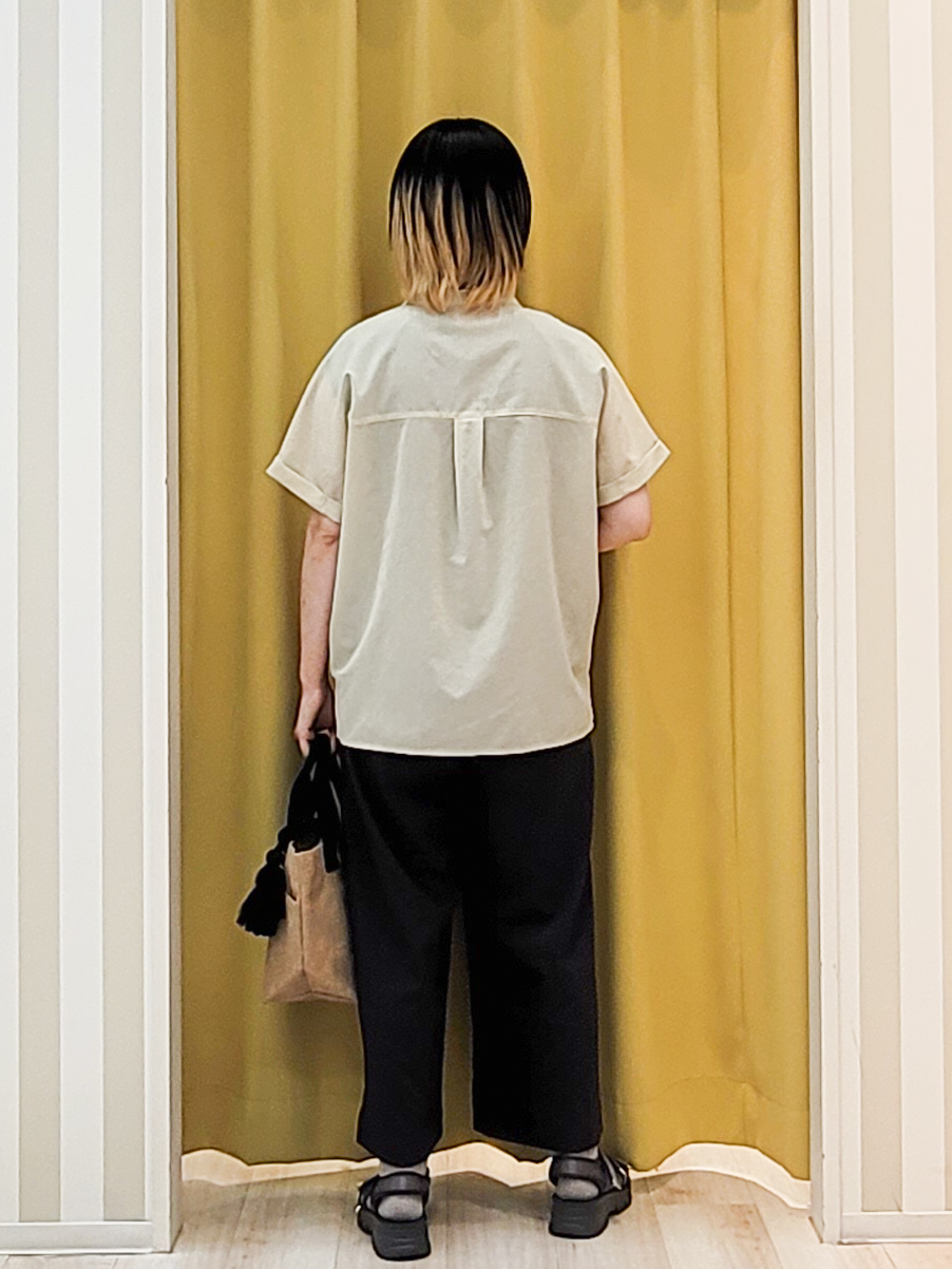 ねぎさんの「SHOO･LA･RUE｜【通気性〇/UV/S-LL】風が通り抜ける 半袖バンドカラーシアーシャツ」を使ったコーディネート