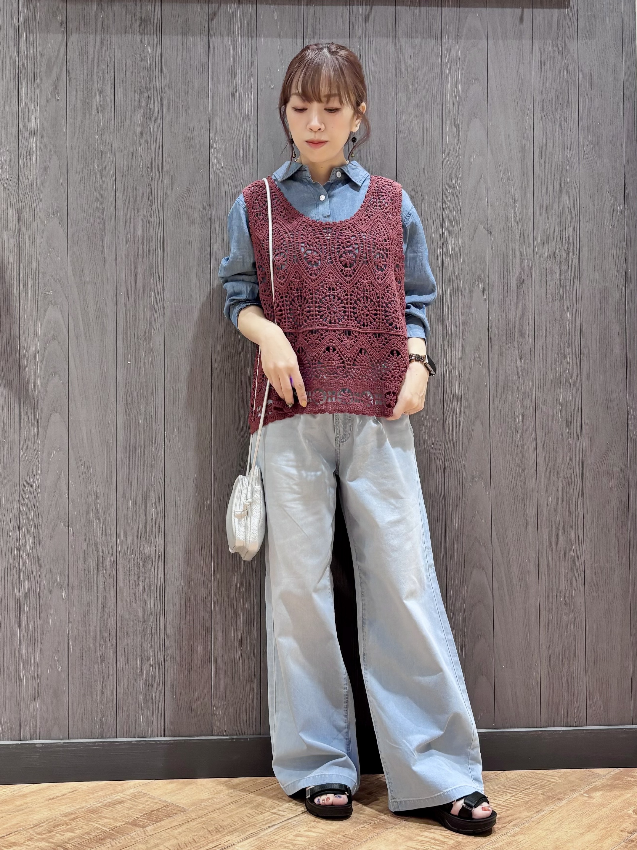 meiさんの「SHOO･LA･RUE｜【2点セット/S-LL】透かしクロシェ編みベスト＋ロゴT 大人の涼やかセット」を使ったコーディネート
