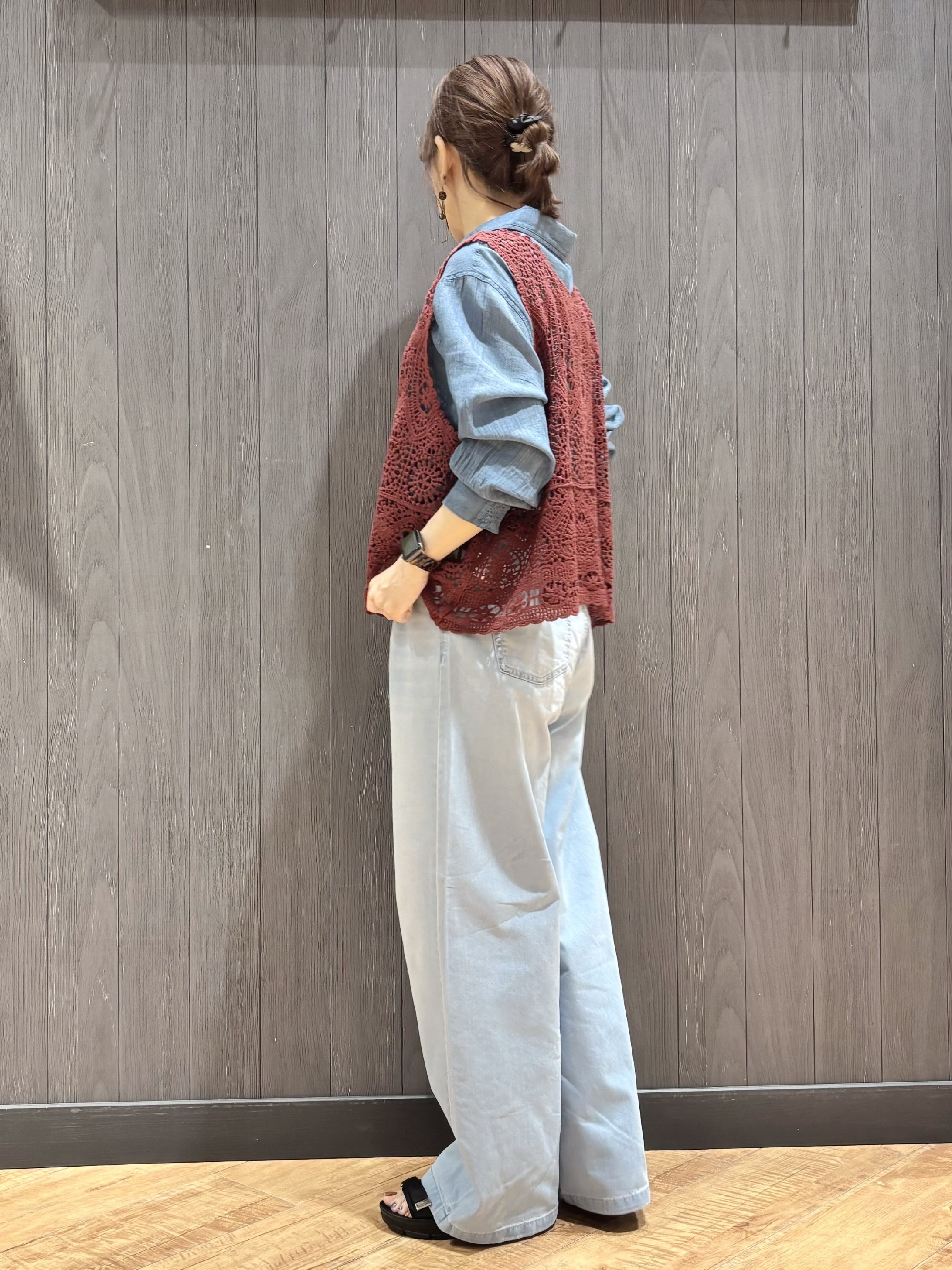meiさんの「SHOO･LA･RUE｜【2点セット/S-LL】透かしクロシェ編みベスト＋ロゴT 大人の涼やかセット」を使ったコーディネート