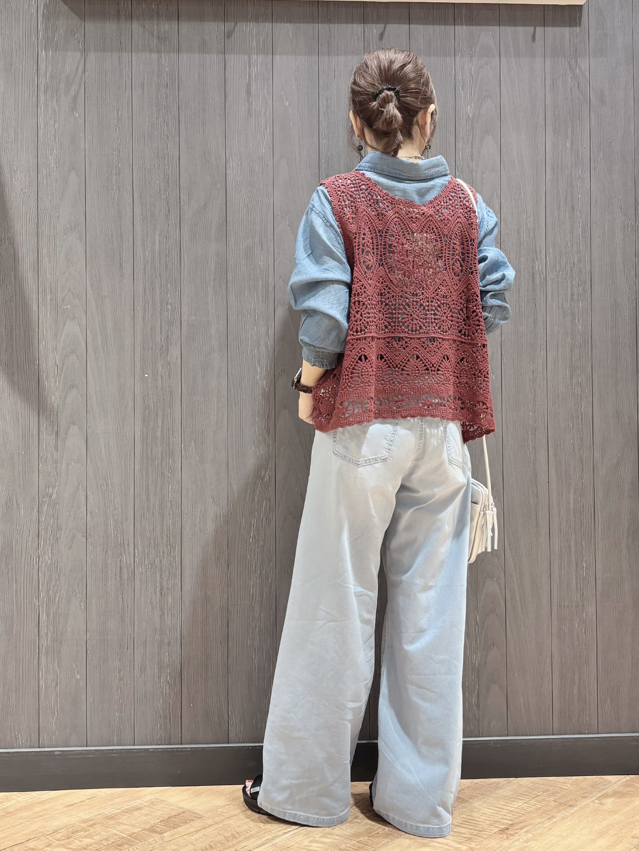 meiさんの「SHOO･LA･RUE｜【2点セット/S-LL】透かしクロシェ編みベスト＋ロゴT 大人の涼やかセット」を使ったコーディネート