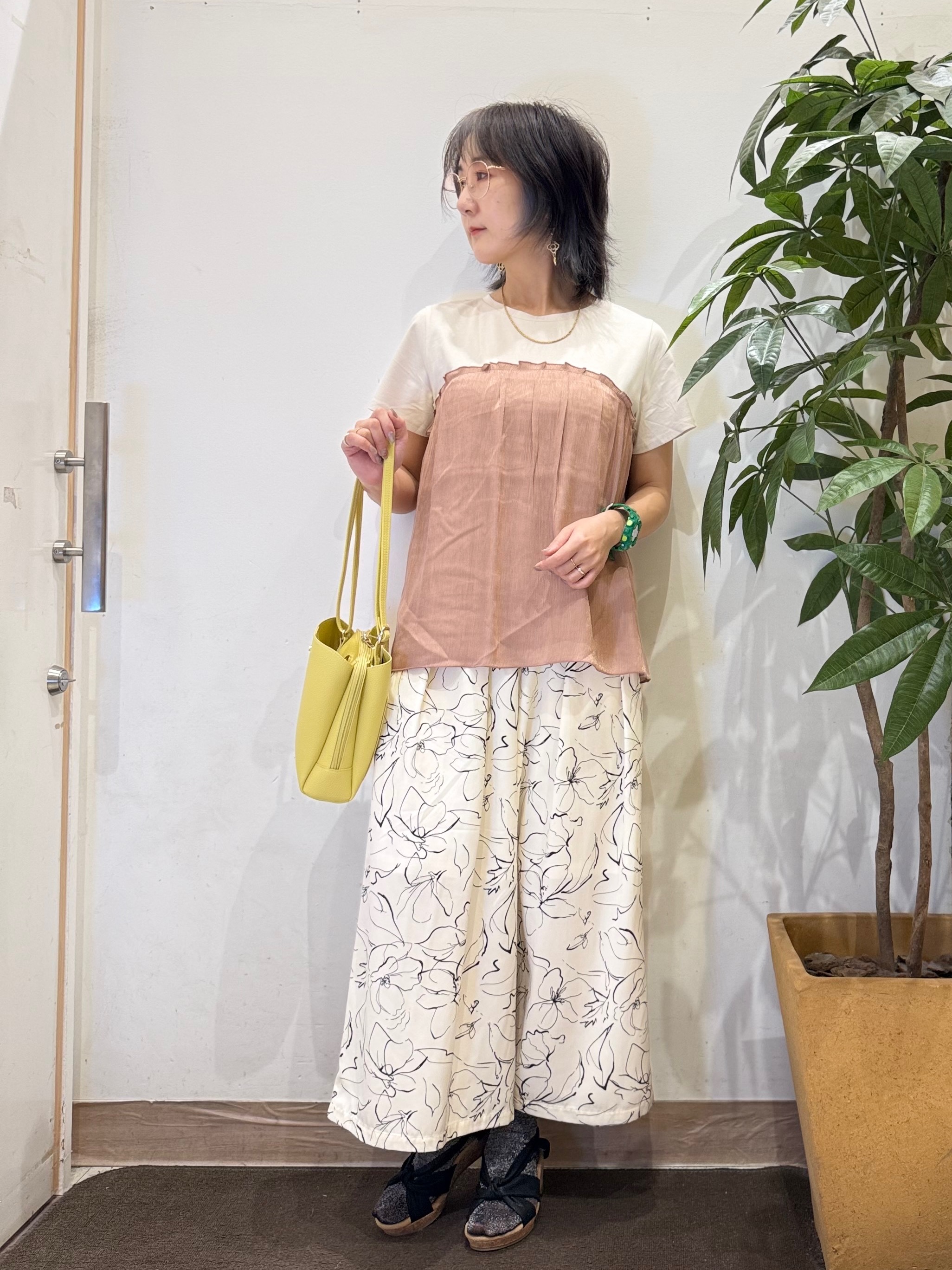 misakiさんの「SHOO･LA･RUE｜【体型カバー】1枚でインせず決まる きらきらビスチェ風Tシャツ」を使ったコーディネート
