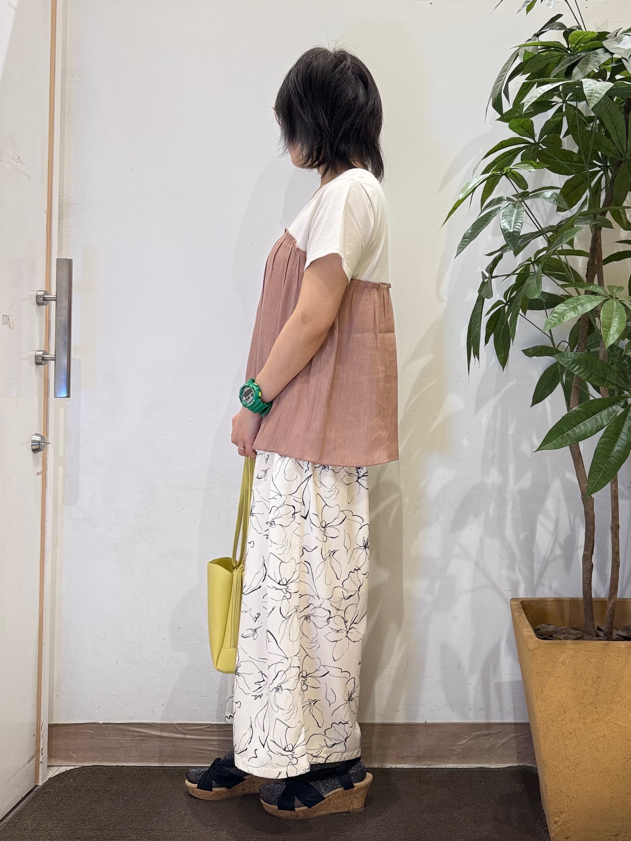 misakiさんの「SHOO･LA･RUE｜【体型カバー】1枚でインせず決まる きらきらビスチェ風Tシャツ」を使ったコーディネート